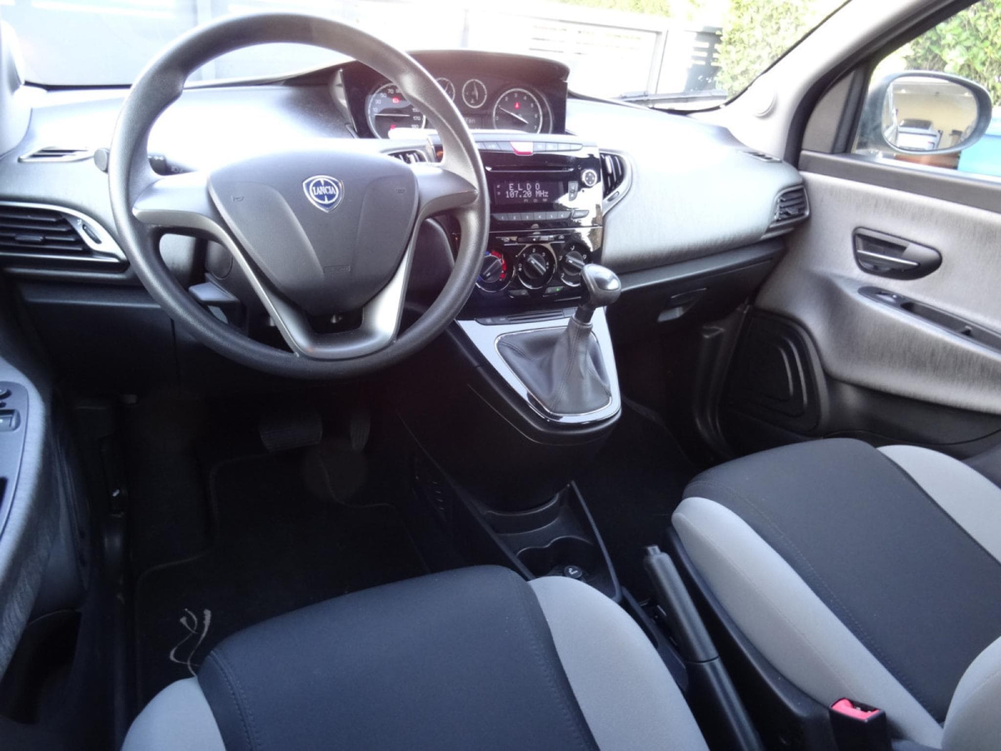Lancia Ypsilon 0.9 Automatique (2013) - Photo 11