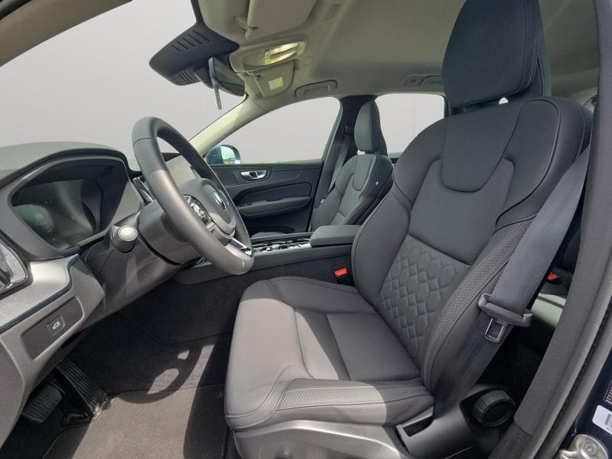 Volvo XC60 B5 Core / Essence (2025) - Photo 12