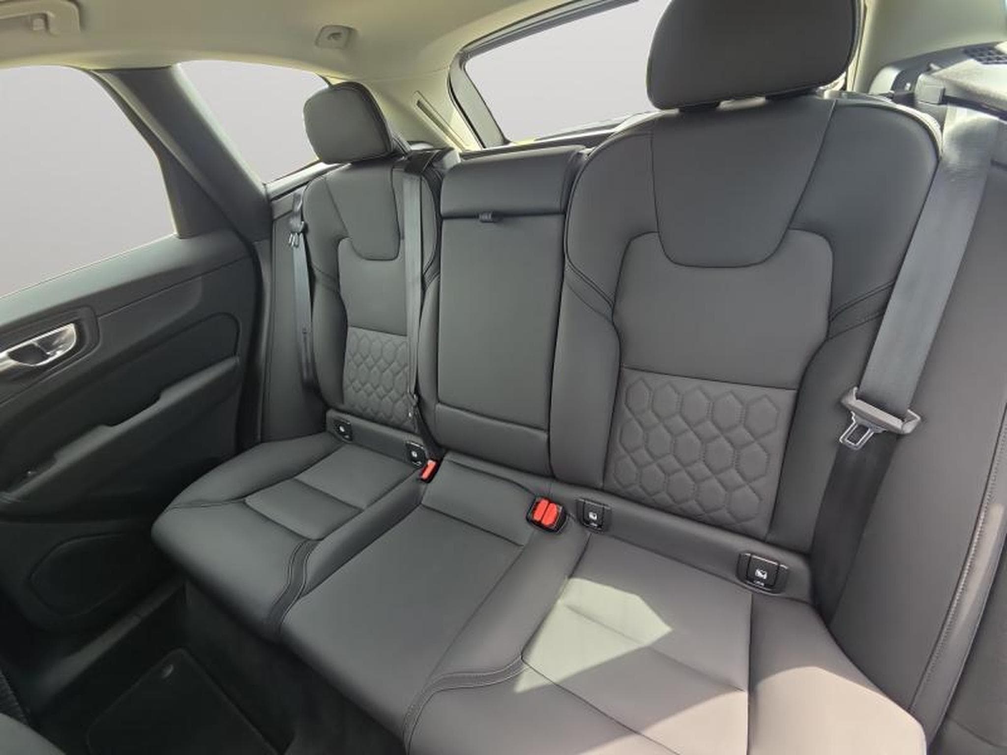 Volvo XC60 B5 Core / Essence (2025) - Photo 15