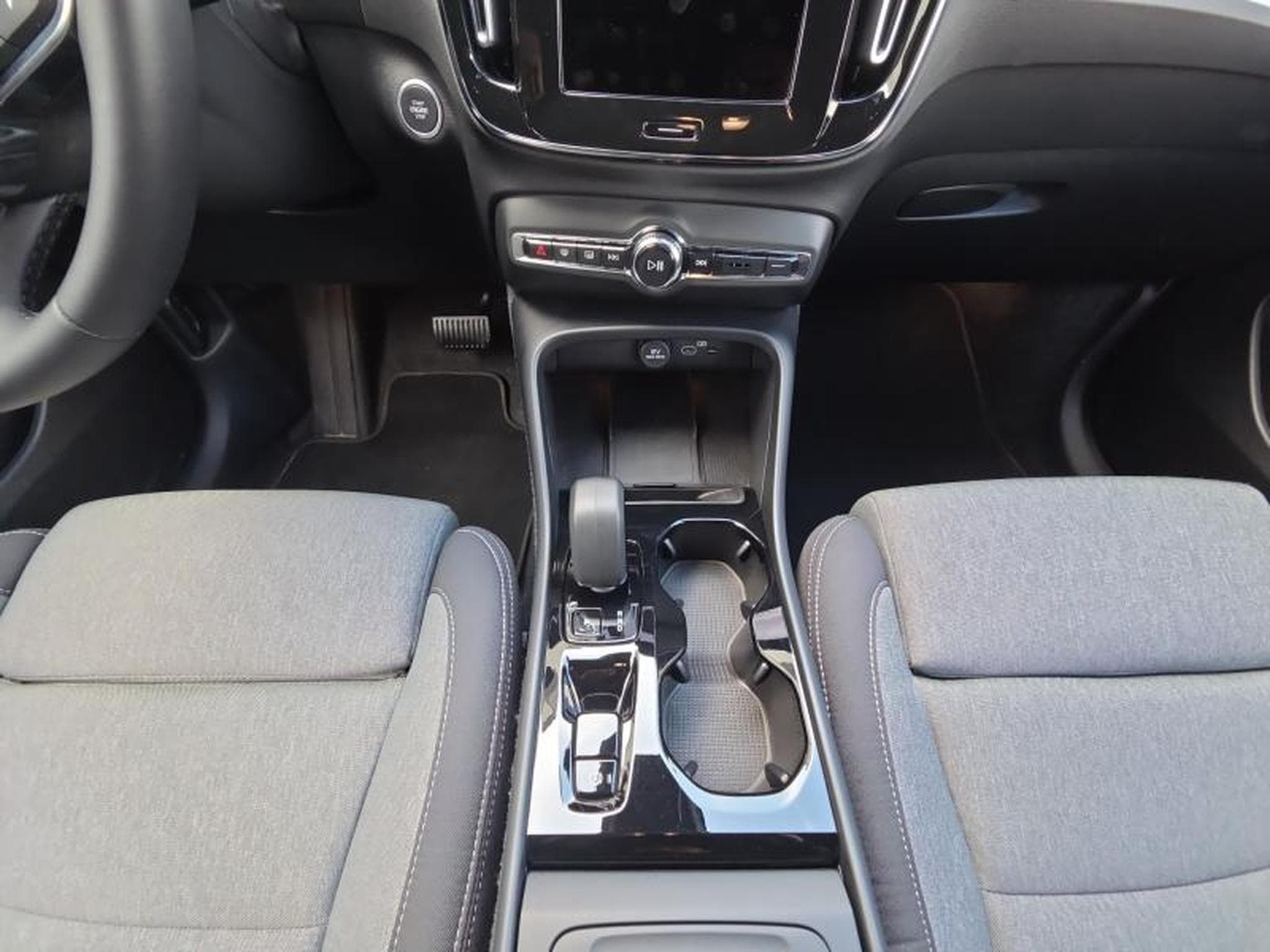 Volvo XC40 B3 Plus Dark / Essence (2025) - Photo 8
