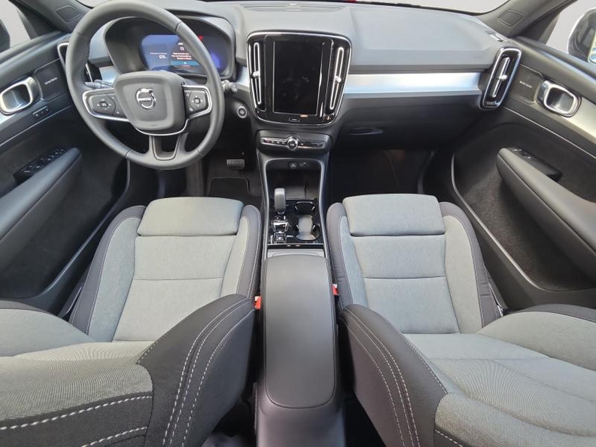 Volvo XC40 B3 Plus Dark / Essence (2025) - Photo 9
