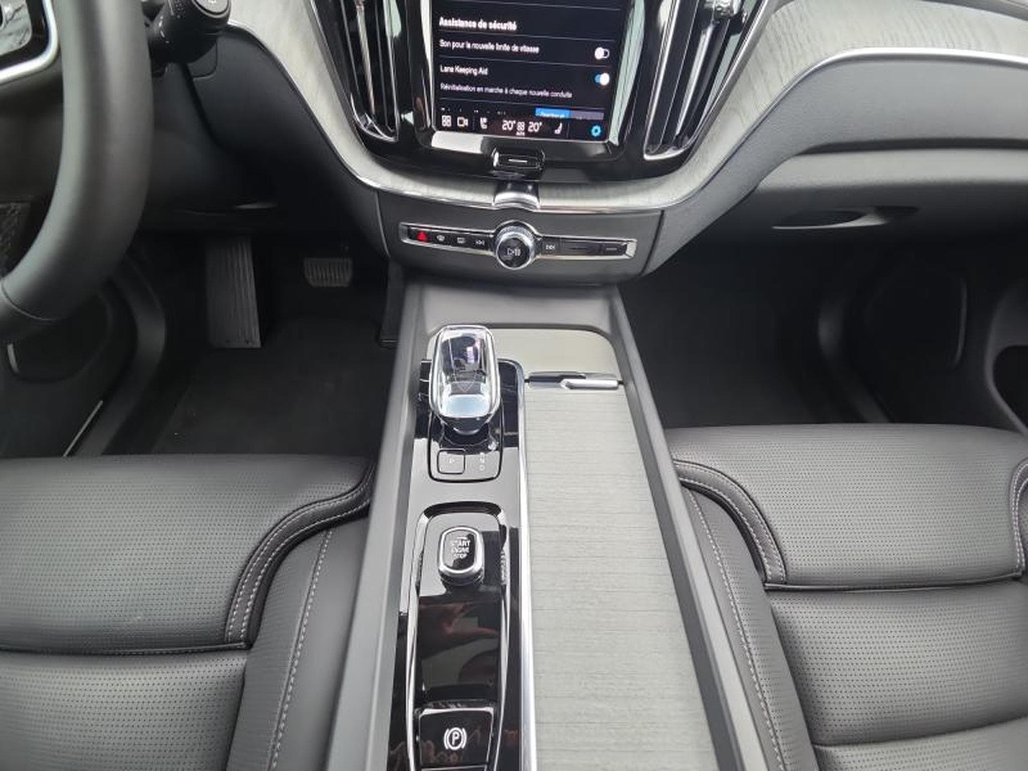 Volvo XC60 B5 AWD Ultra Dark / Essence (2025) - Photo 10