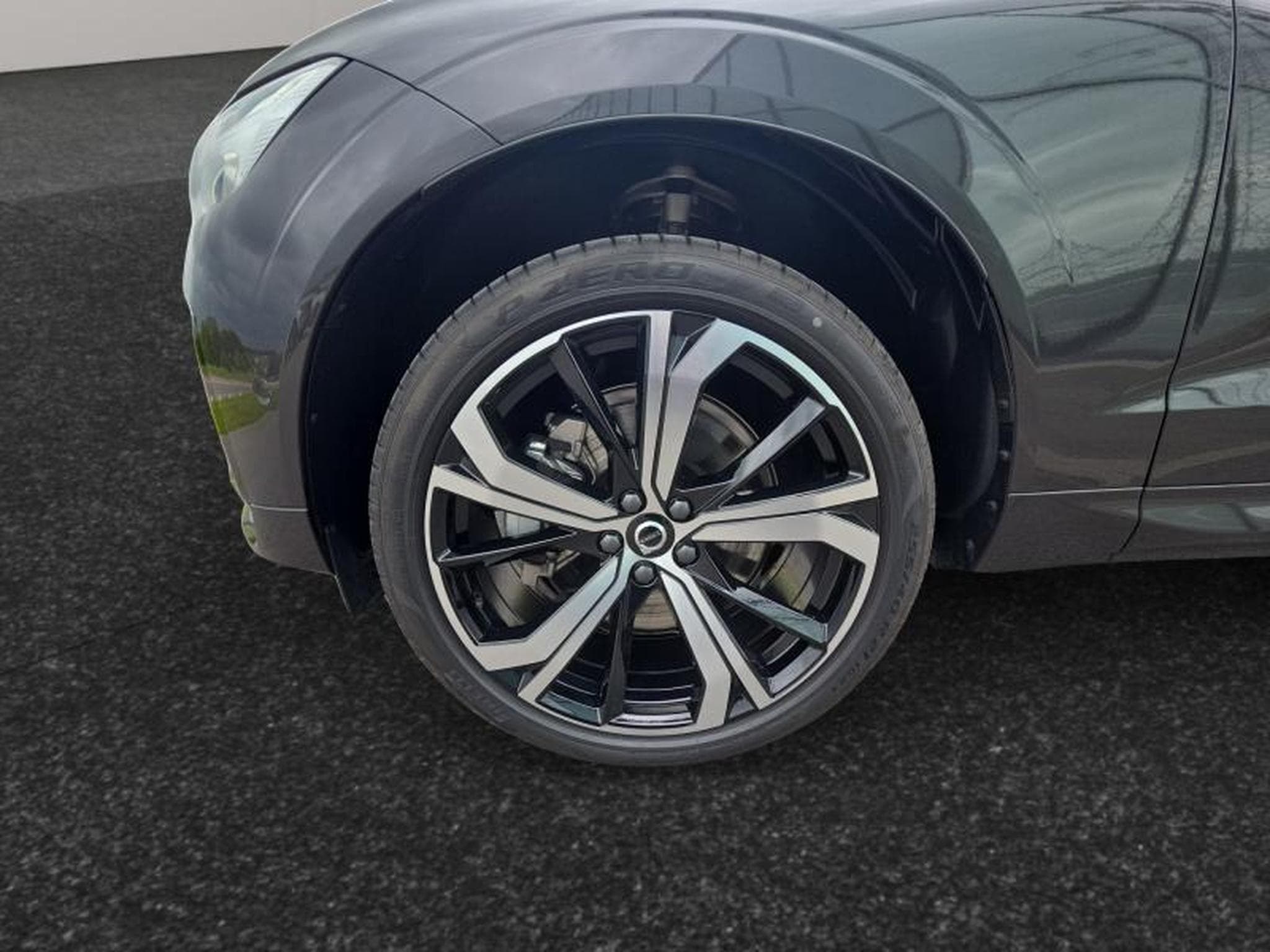 Volvo XC60 B5 AWD Ultra Dark / Essence (2025) - Photo 11