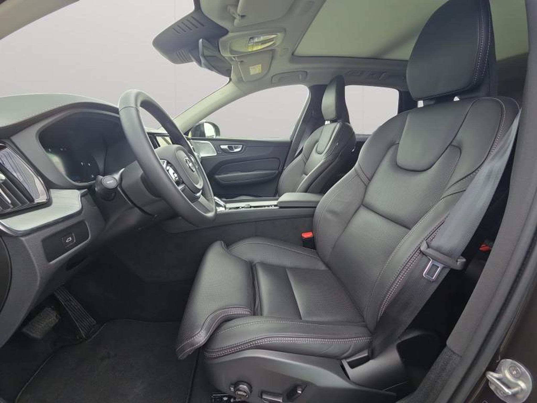 Volvo XC60 B5 AWD Ultra Dark / Essence (2025) - Photo 12