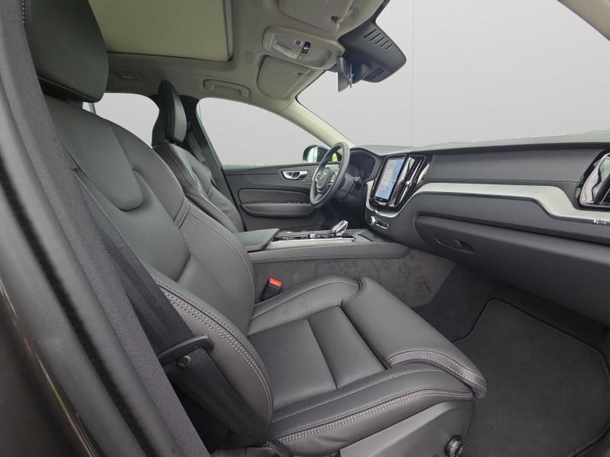 Volvo XC60 B5 AWD Ultra Dark / Essence (2025) - Photo 14