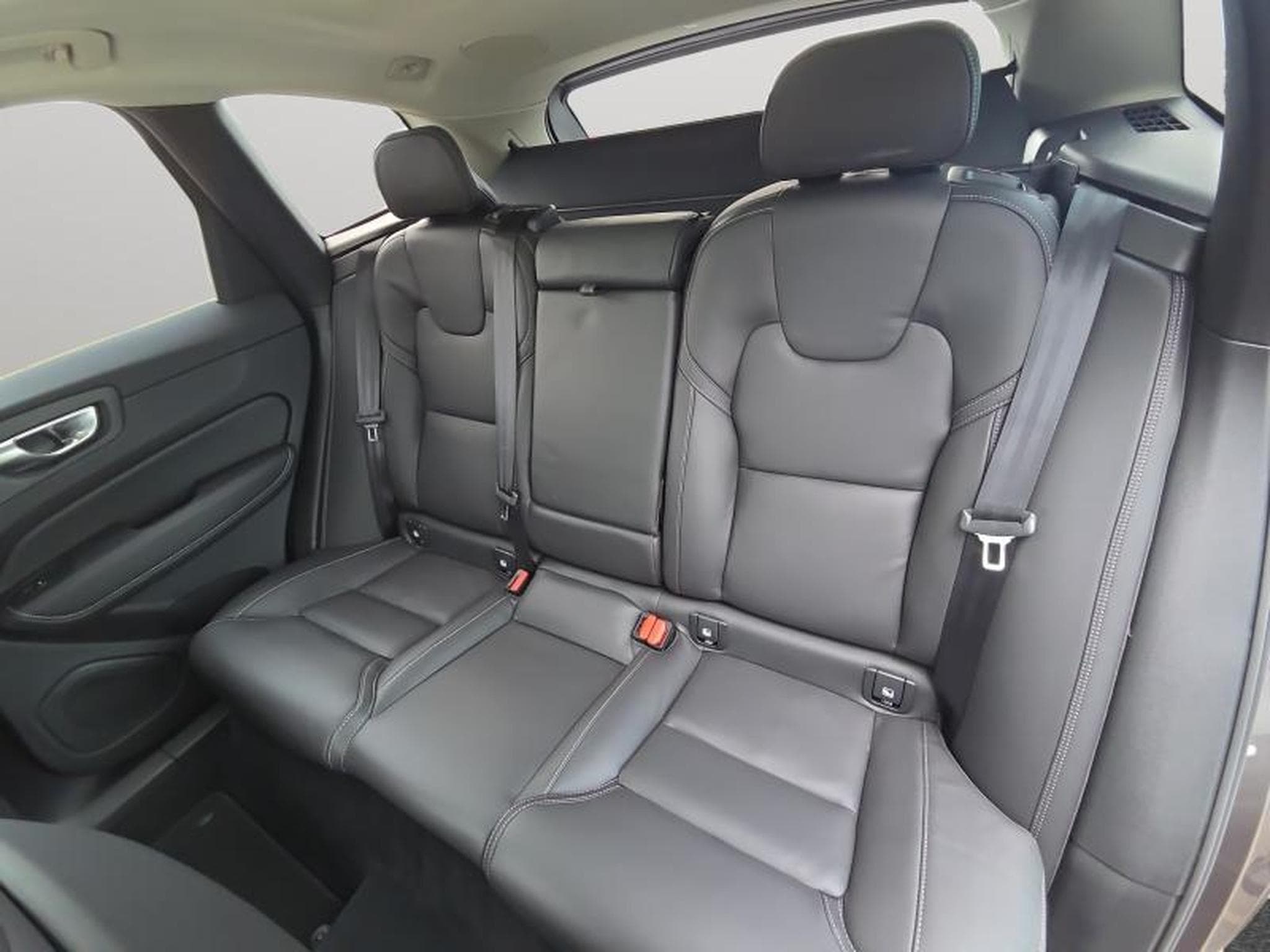 Volvo XC60 B5 AWD Ultra Dark / Essence (2025) - Photo 15