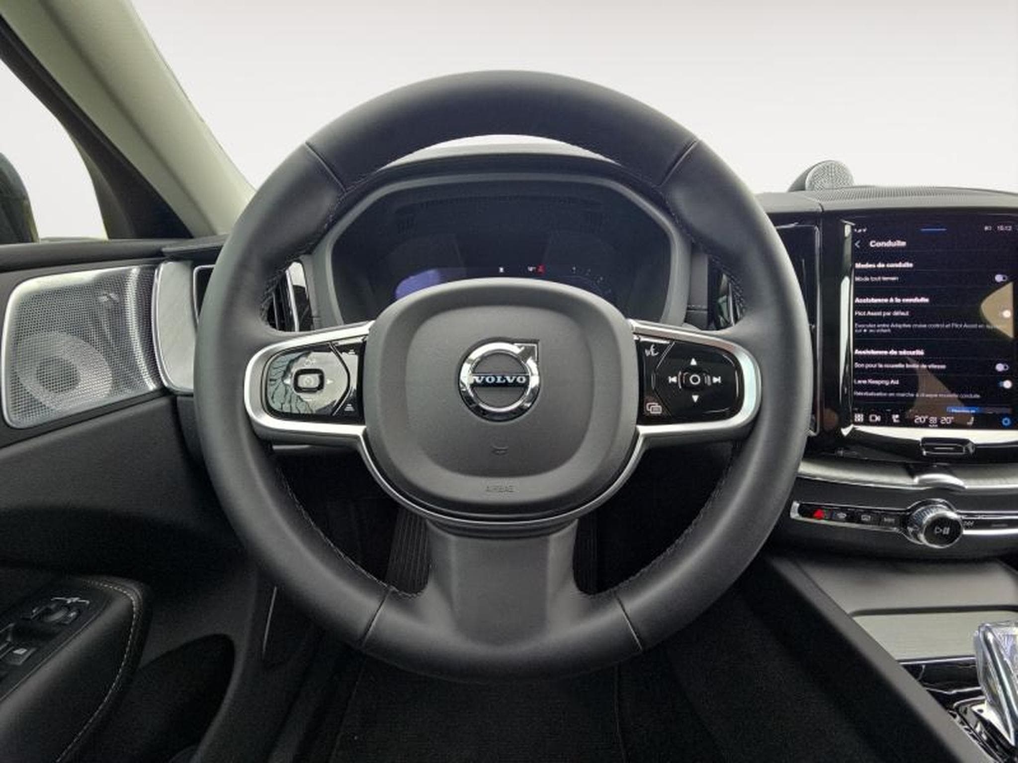 Volvo XC60 B5 AWD Ultra Dark / Essence (2025) - Photo 17