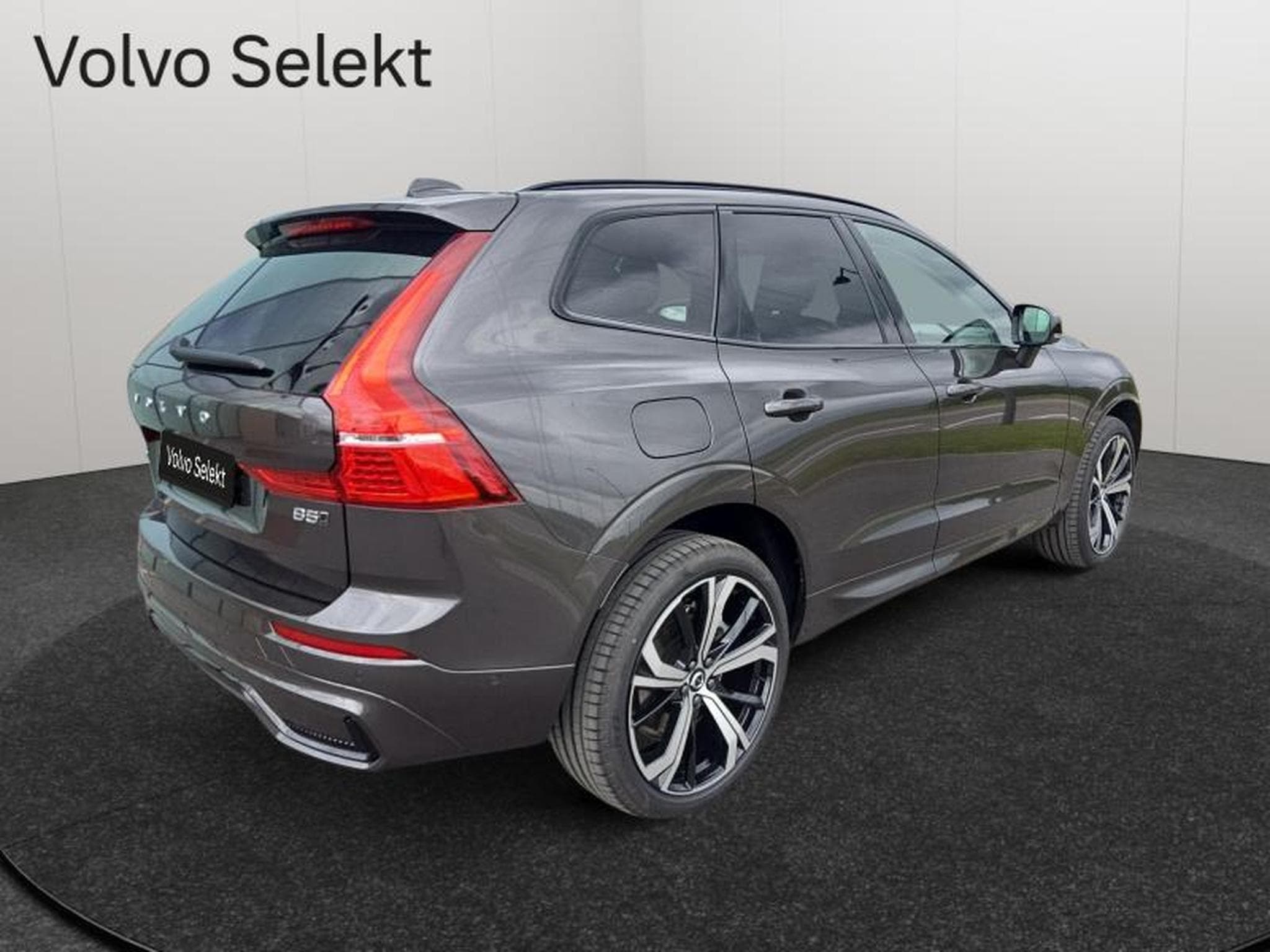 Volvo XC60 B5 AWD Ultra Dark / Essence (2025) - Photo 2