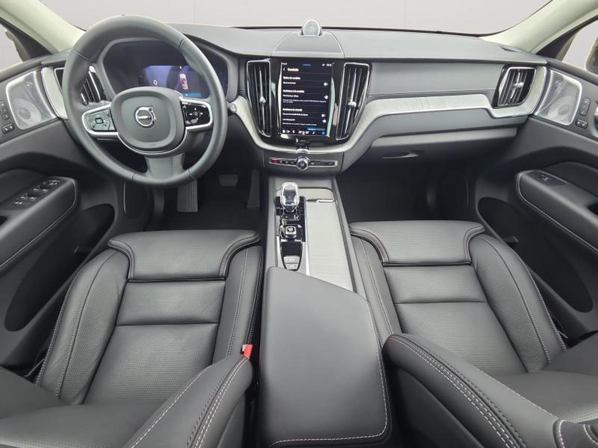Volvo XC60 B5 AWD Ultra Dark / Essence (2025) - Photo 3