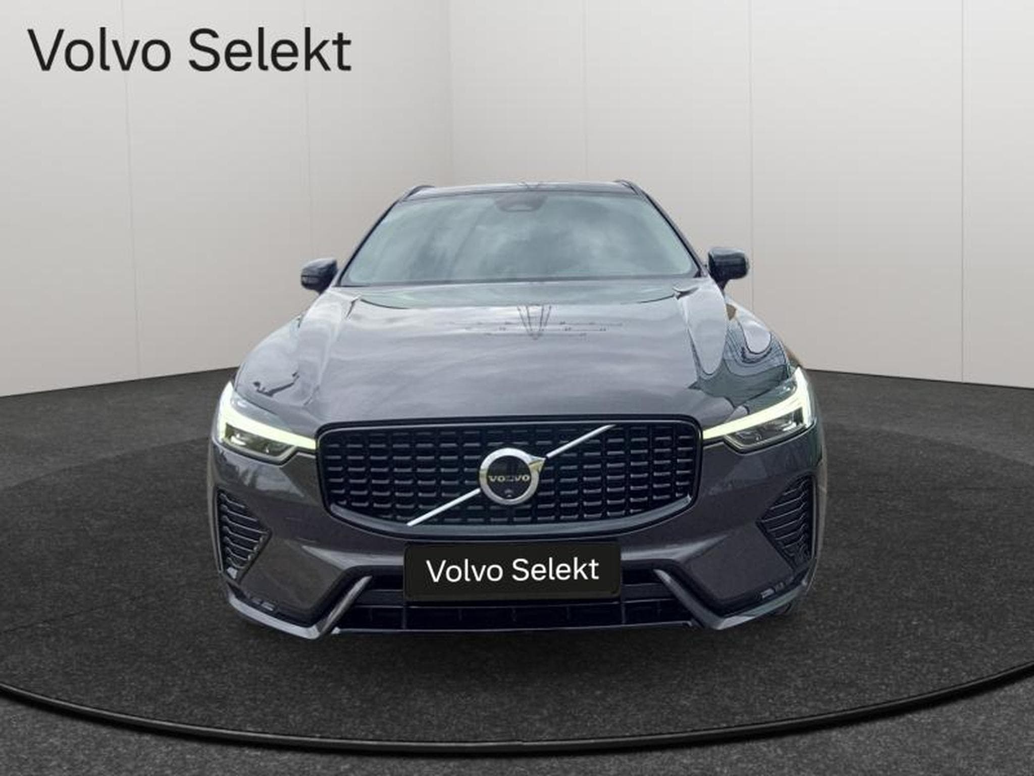 Volvo XC60 B5 AWD Ultra Dark / Essence (2025) - Photo 4
