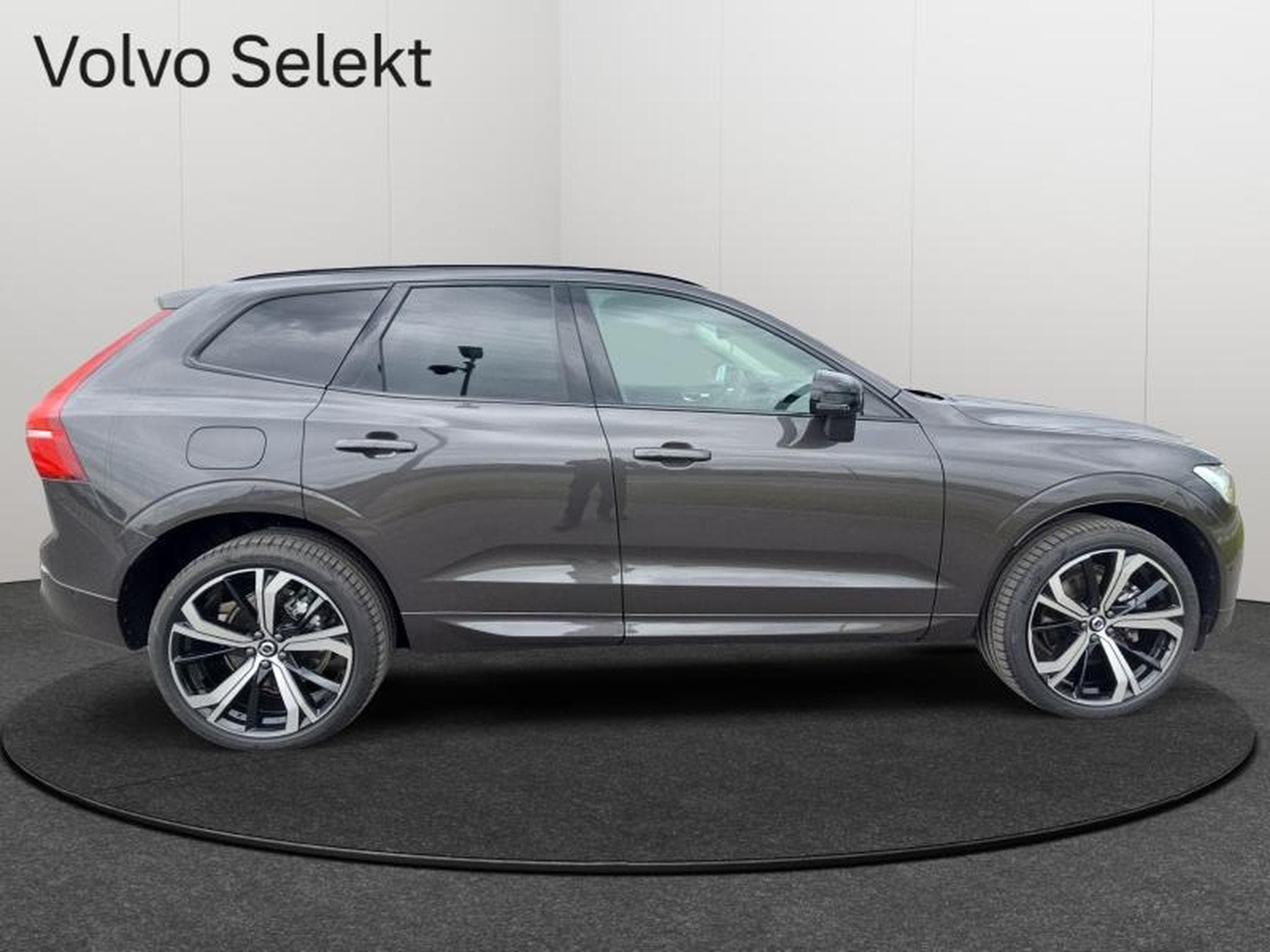 Volvo XC60 B5 AWD Ultra Dark / Essence (2025) - Photo 6
