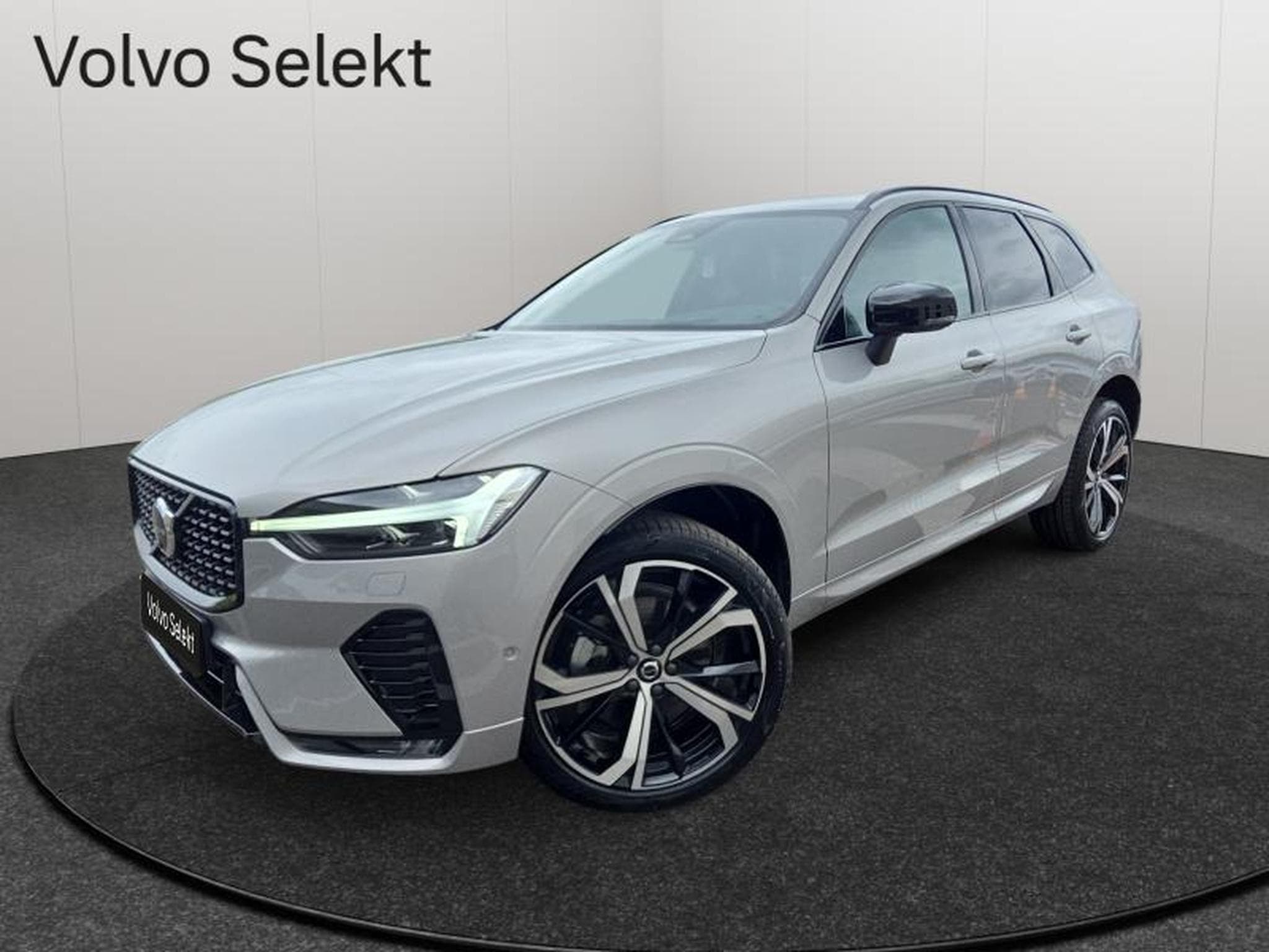 Volvo XC60 B5 AWD Ultra Dark / Essence (2025) - Photo 1