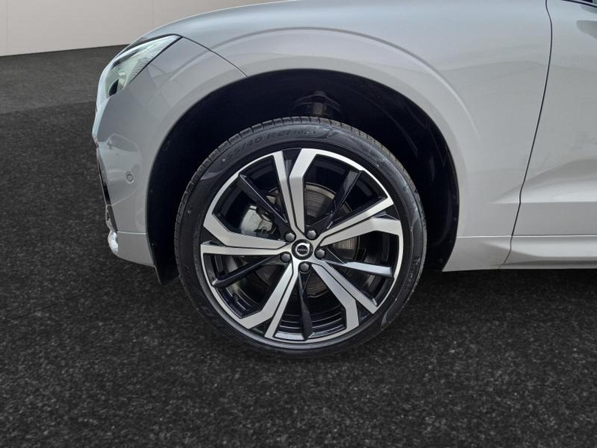 Volvo XC60 B5 AWD Ultra Dark / Essence (2025) - Photo 11