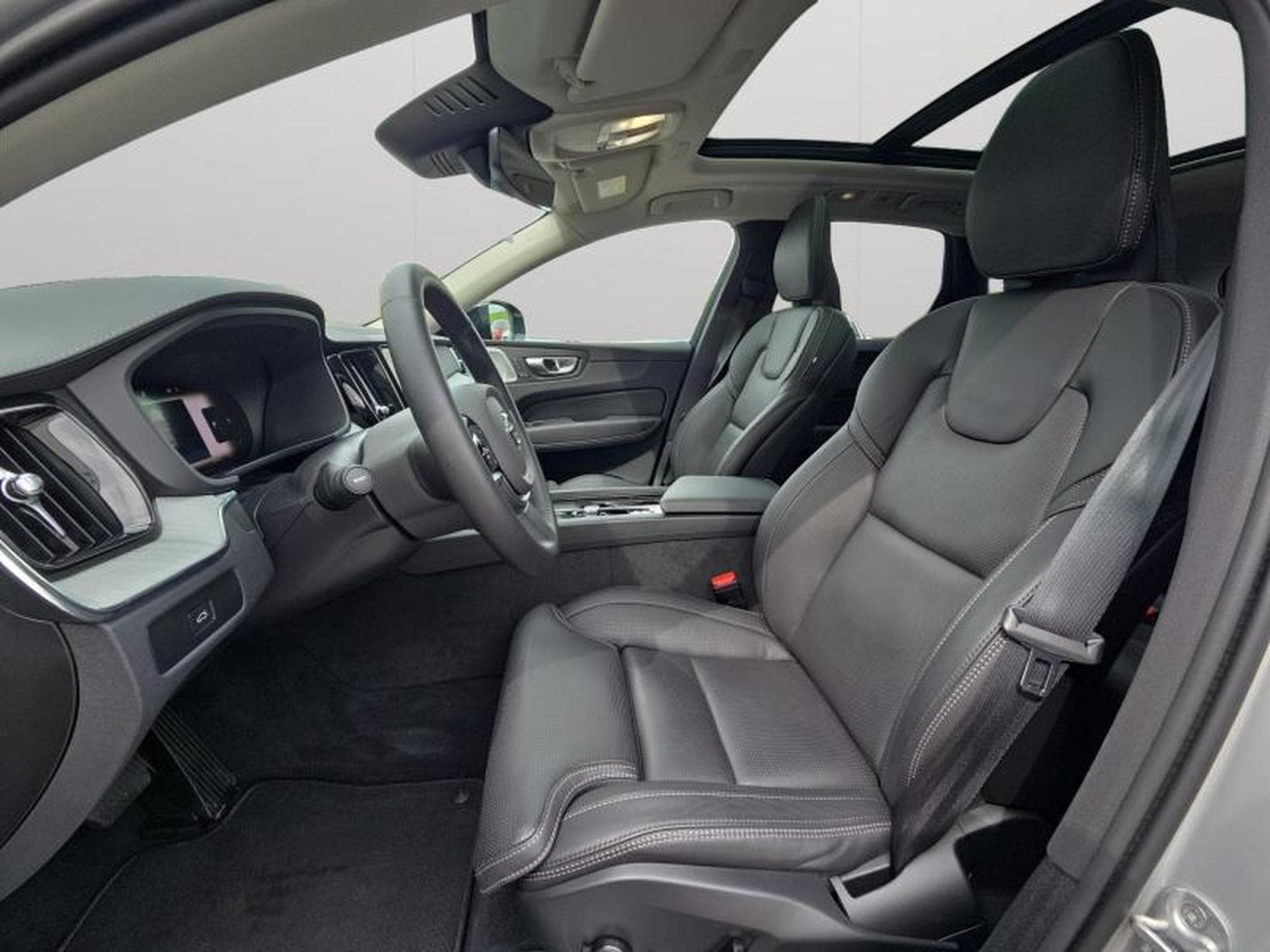 Volvo XC60 B5 AWD Ultra Dark / Essence (2025) - Photo 12