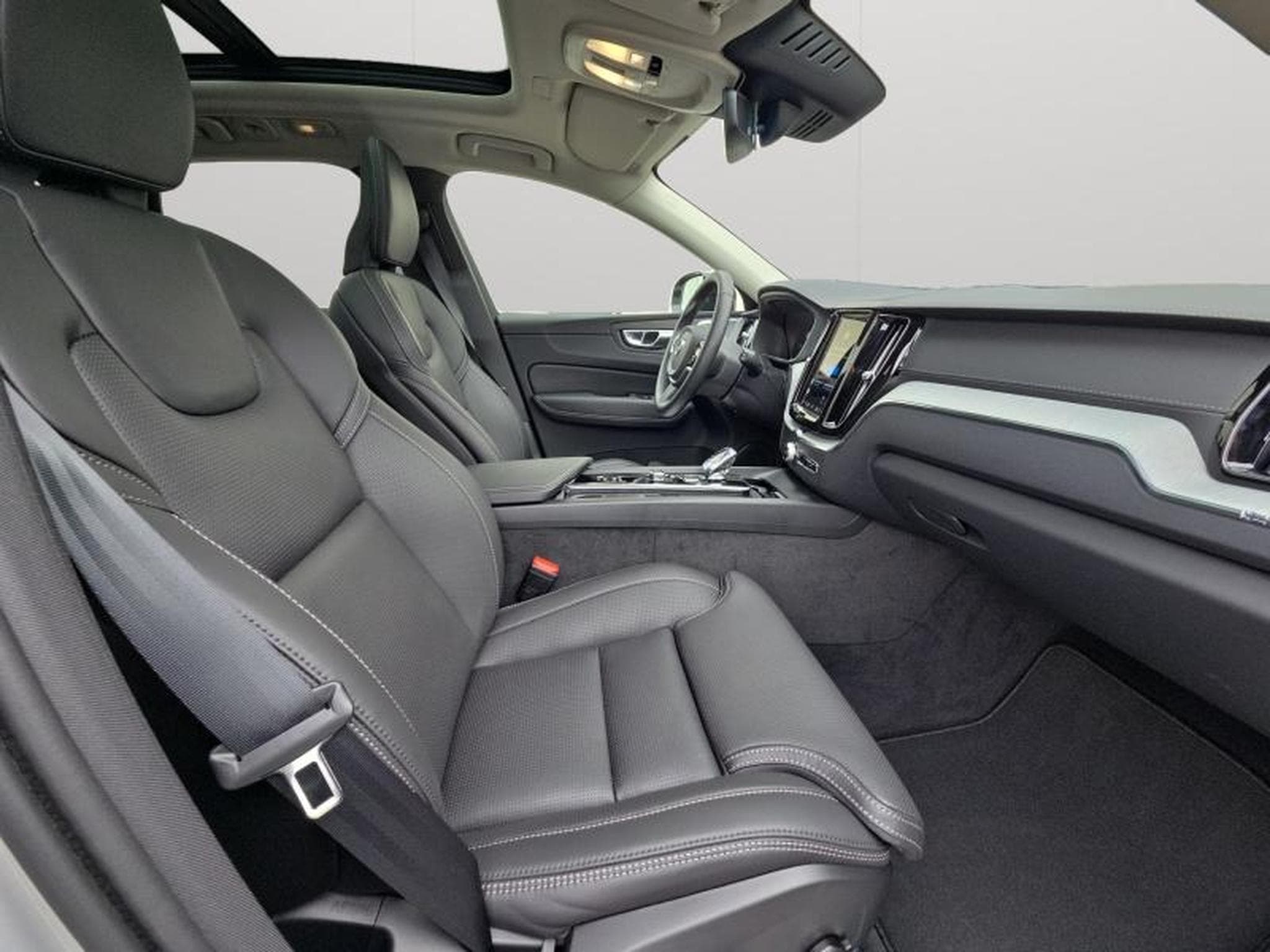 Volvo XC60 B5 AWD Ultra Dark / Essence (2025) - Photo 14