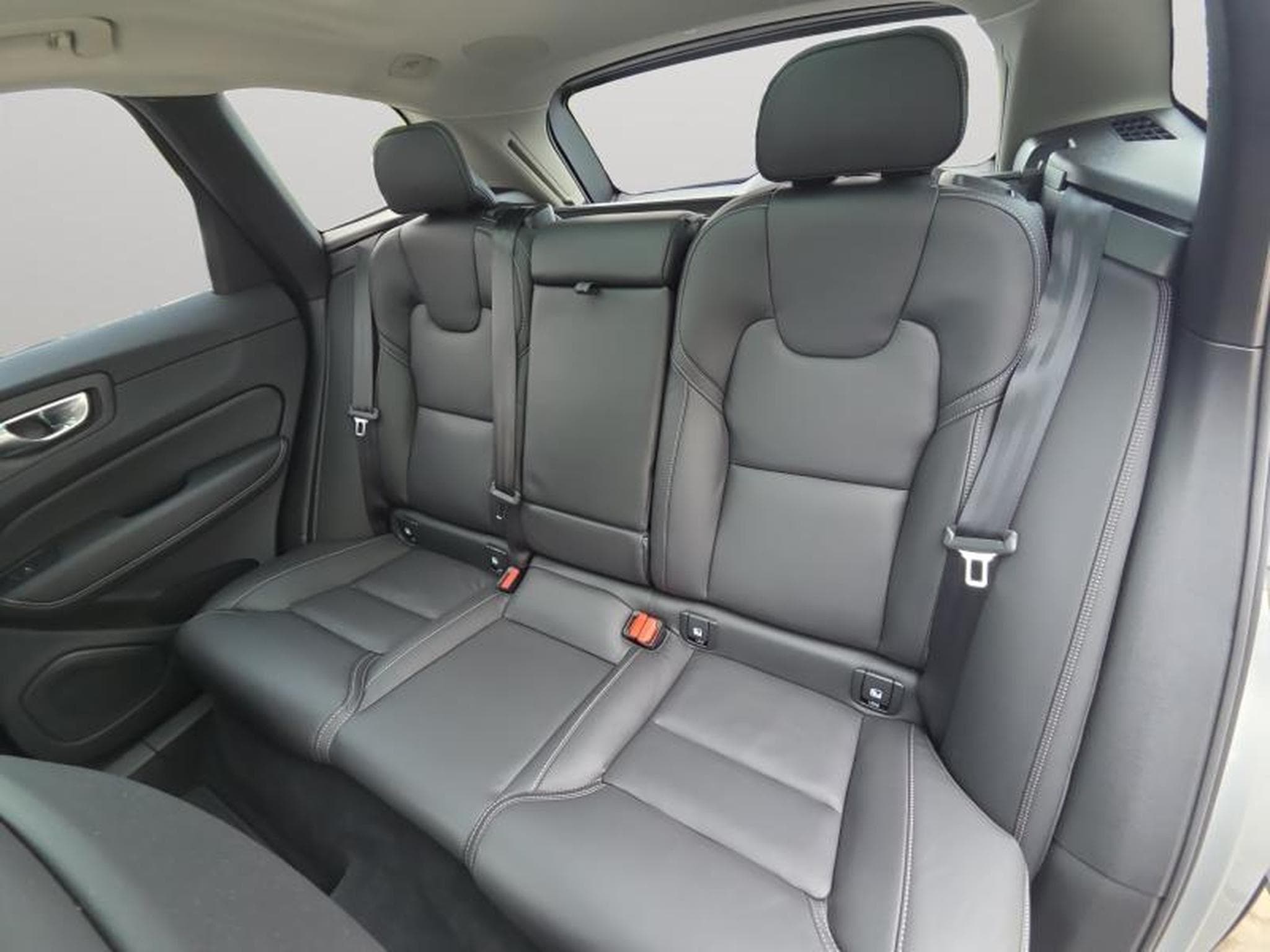 Volvo XC60 B5 AWD Ultra Dark / Essence (2025) - Photo 15
