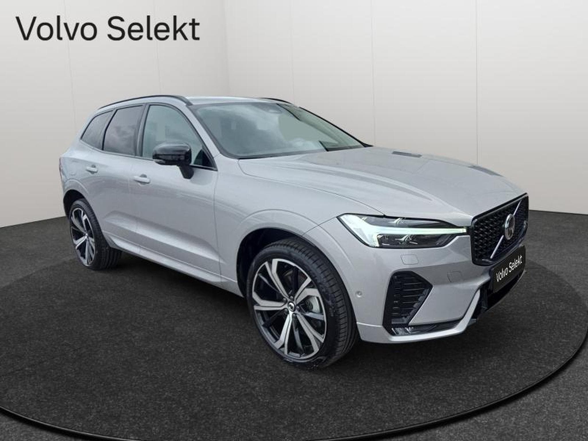 Volvo XC60 B5 AWD Ultra Dark / Essence (2025) - Photo 18