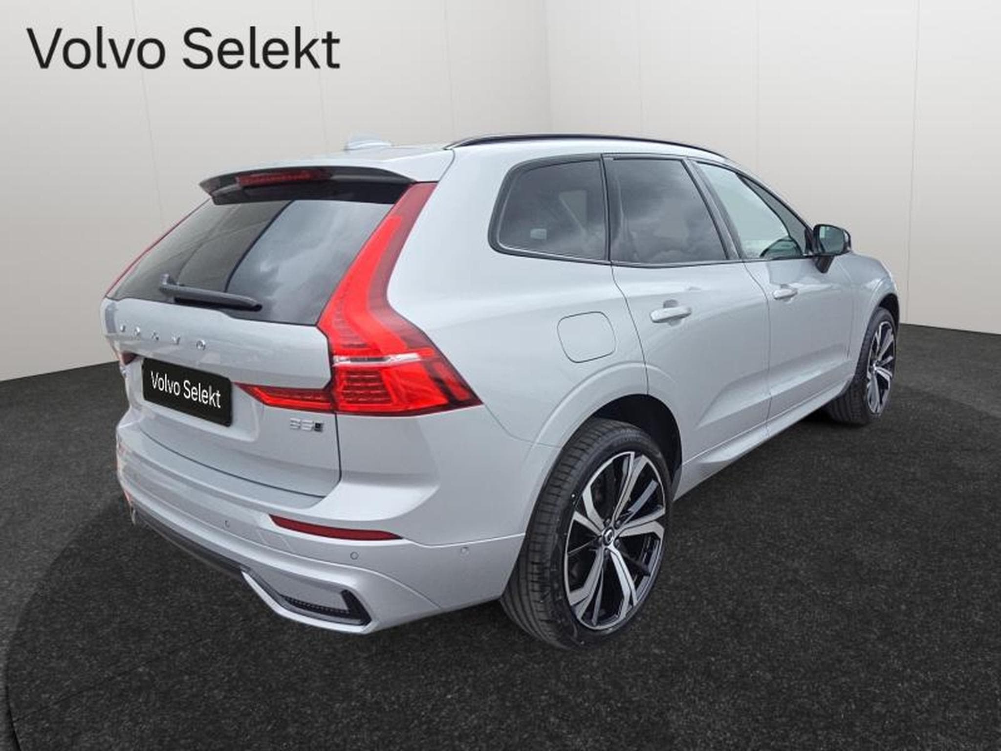 Volvo XC60 B5 AWD Ultra Dark / Essence (2025) - Photo 2