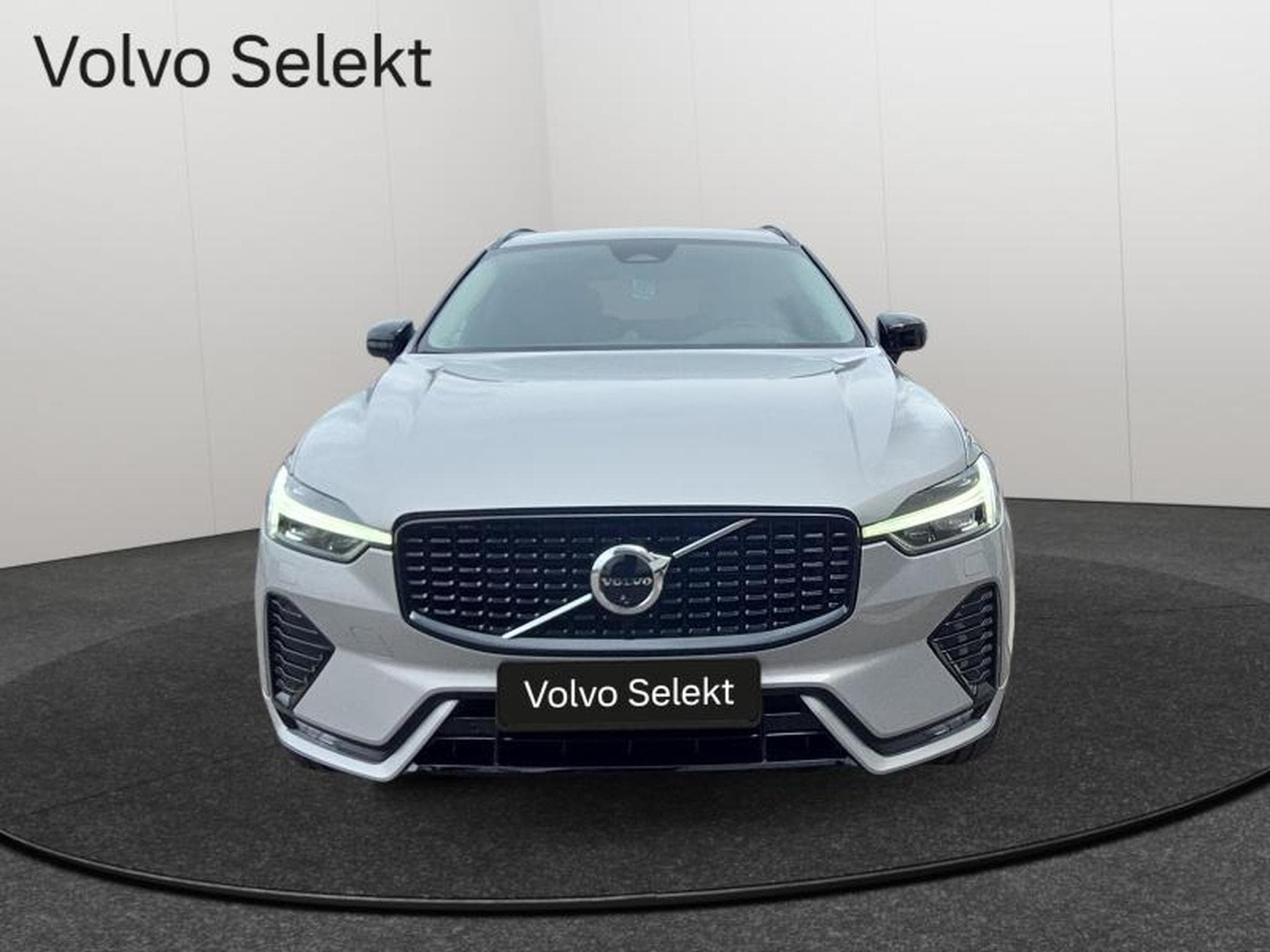 Volvo XC60 B5 AWD Ultra Dark / Essence (2025) - Photo 4