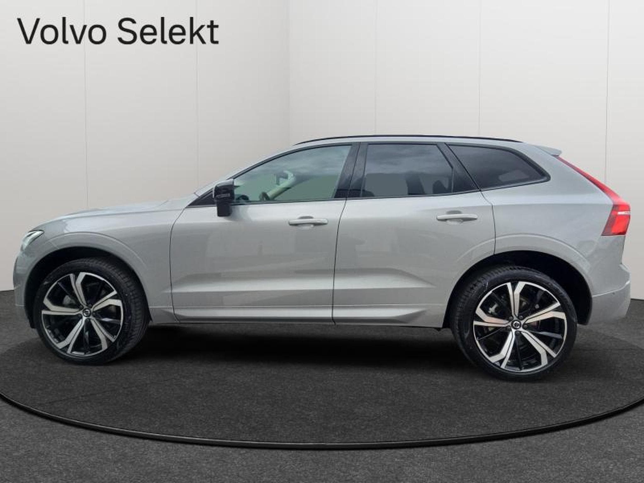 Volvo XC60 B5 AWD Ultra Dark / Essence (2025) - Photo 5