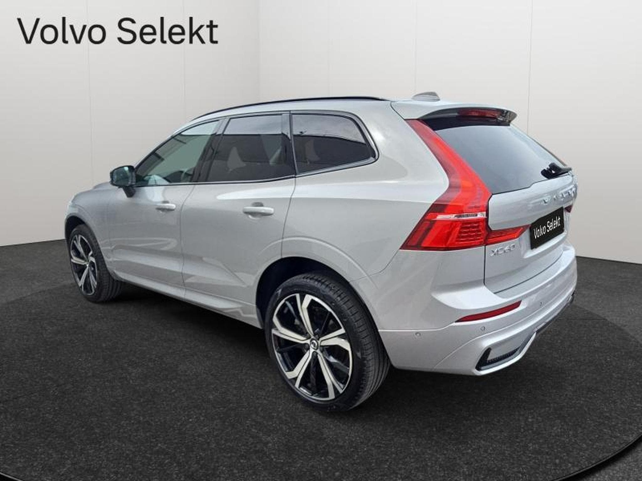 Volvo XC60 B5 AWD Ultra Dark / Essence (2025) - Photo 8