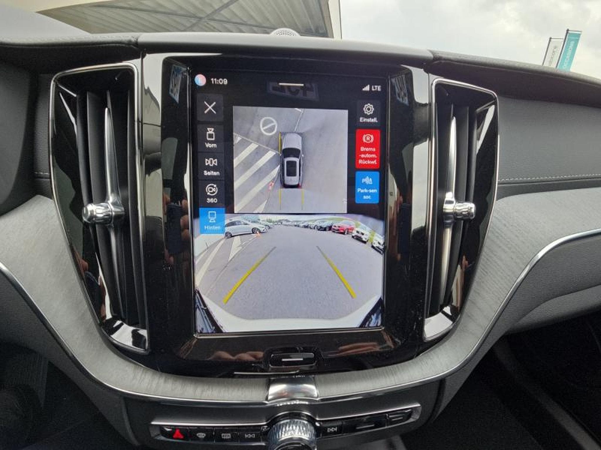Volvo XC60 B5 AWD Ultra Dark / Essence (2025) - Photo 9