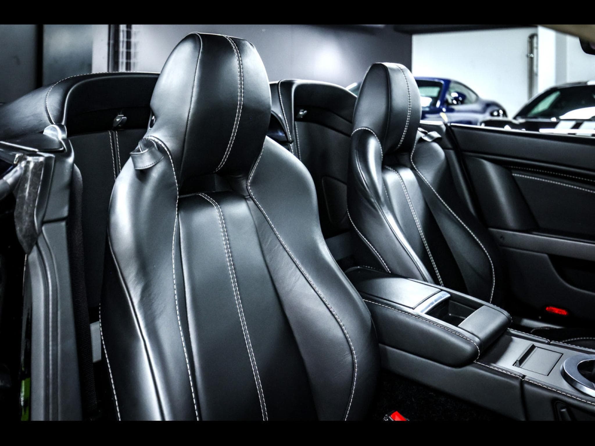 Aston-Martin V8 Vantage V8 ROADSTER 4.7 436 MANUAL 6 (2014) - Photo 18