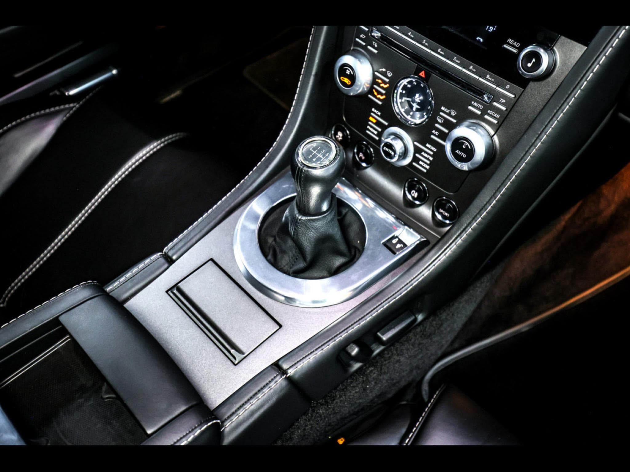 Aston-Martin V8 Vantage V8 ROADSTER 4.7 436 MANUAL 6 (2014) - Photo 19