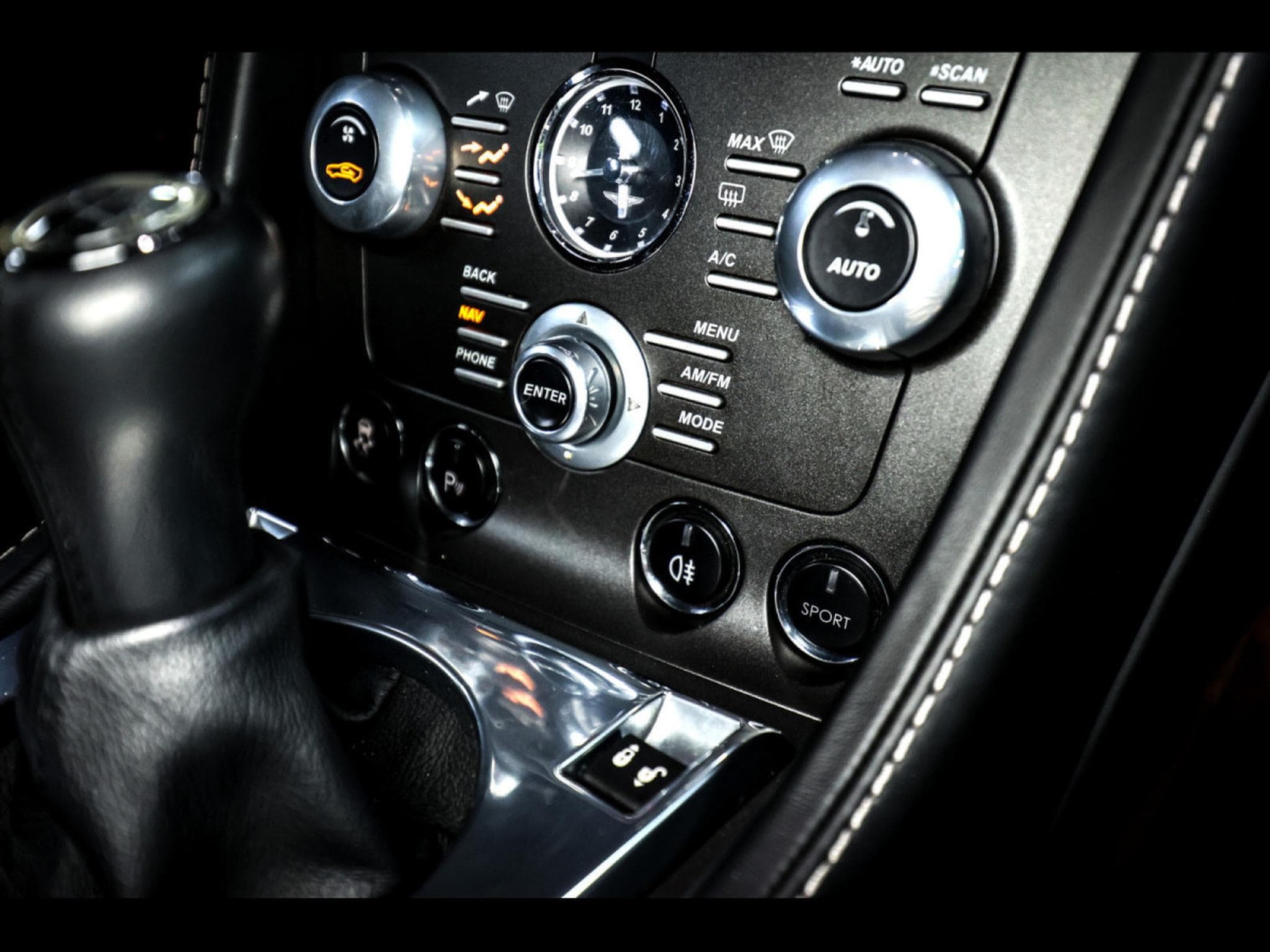 Aston-Martin V8 Vantage V8 ROADSTER 4.7 436 MANUAL 6 (2014) - Photo 24