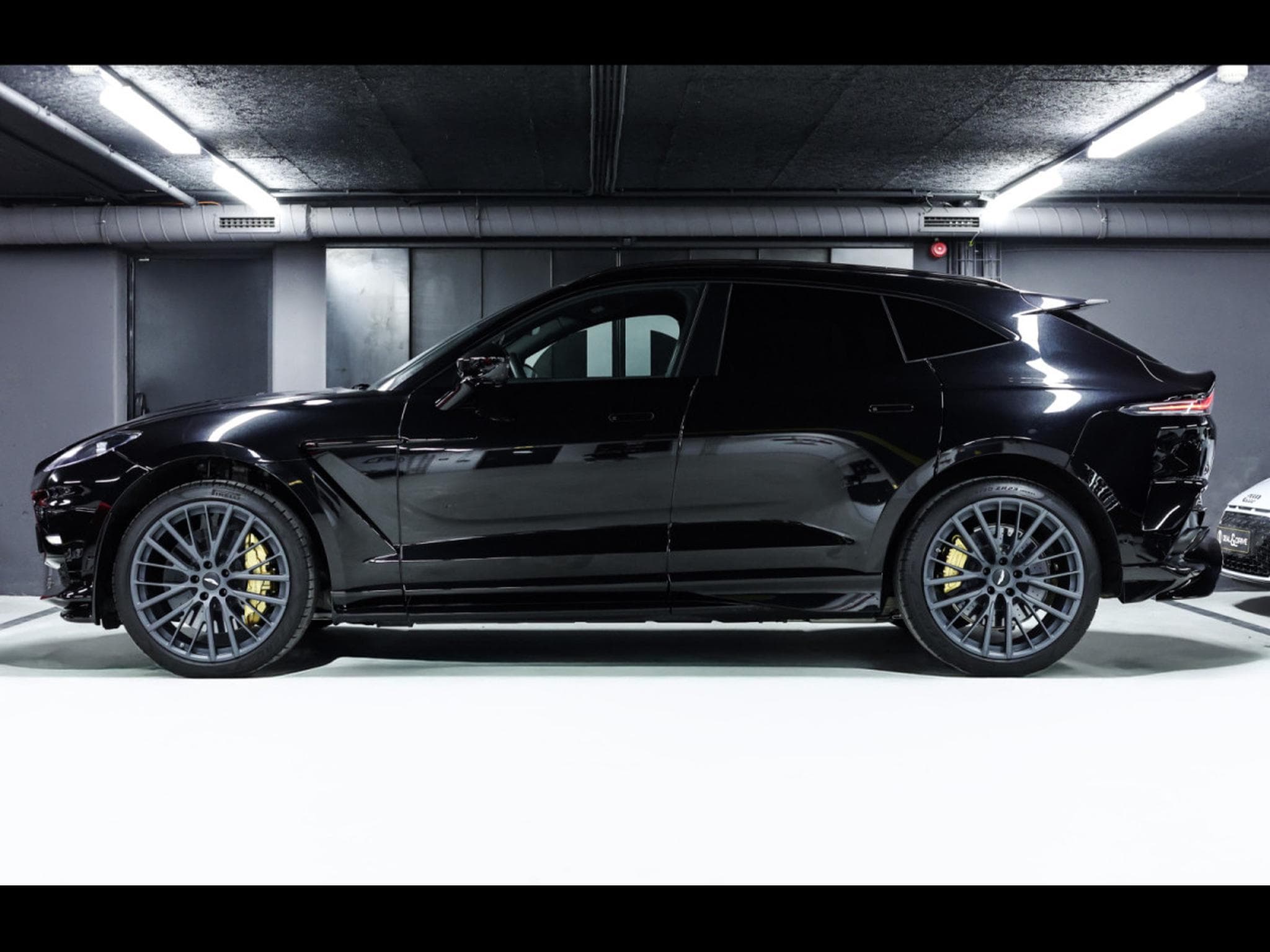 Aston-Martin DBX 707 4.0 V8 - ONYX BLACK METALLIC (2023) - Photo 2