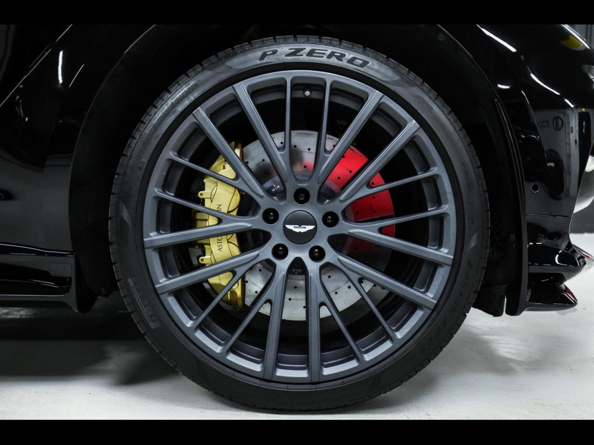 Aston-Martin DBX 707 4.0 V8 - ONYX BLACK METALLIC (2023) - Photo 8