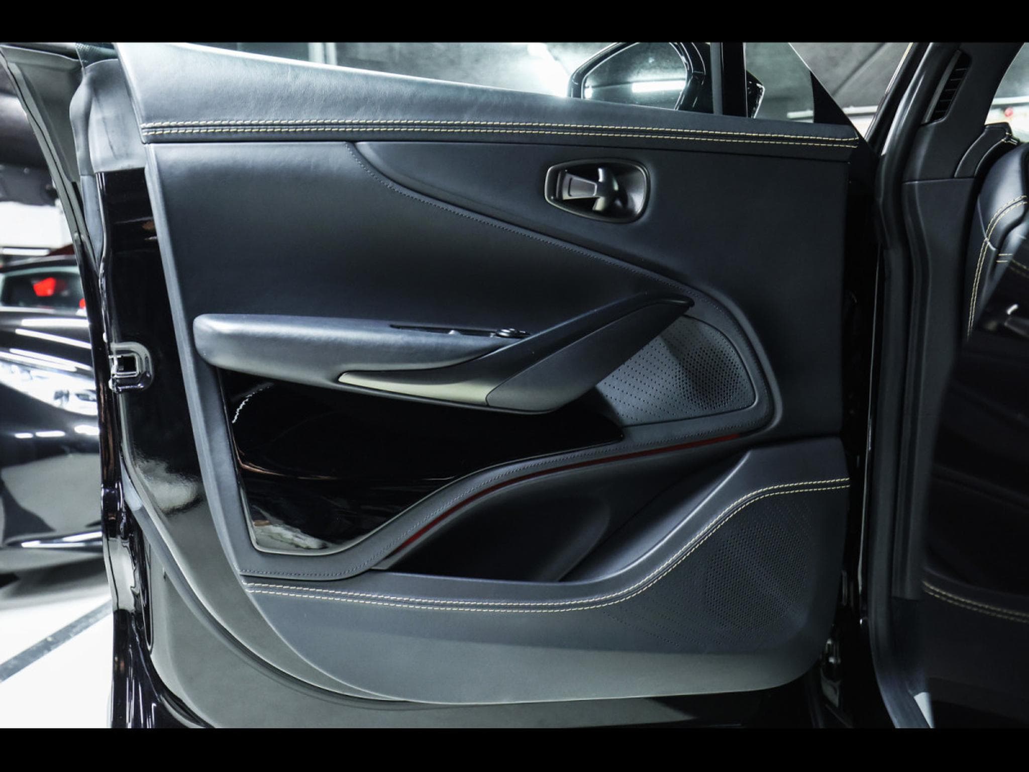 Aston-Martin DBX 707 4.0 V8 - ONYX BLACK METALLIC (2023) - Photo 9