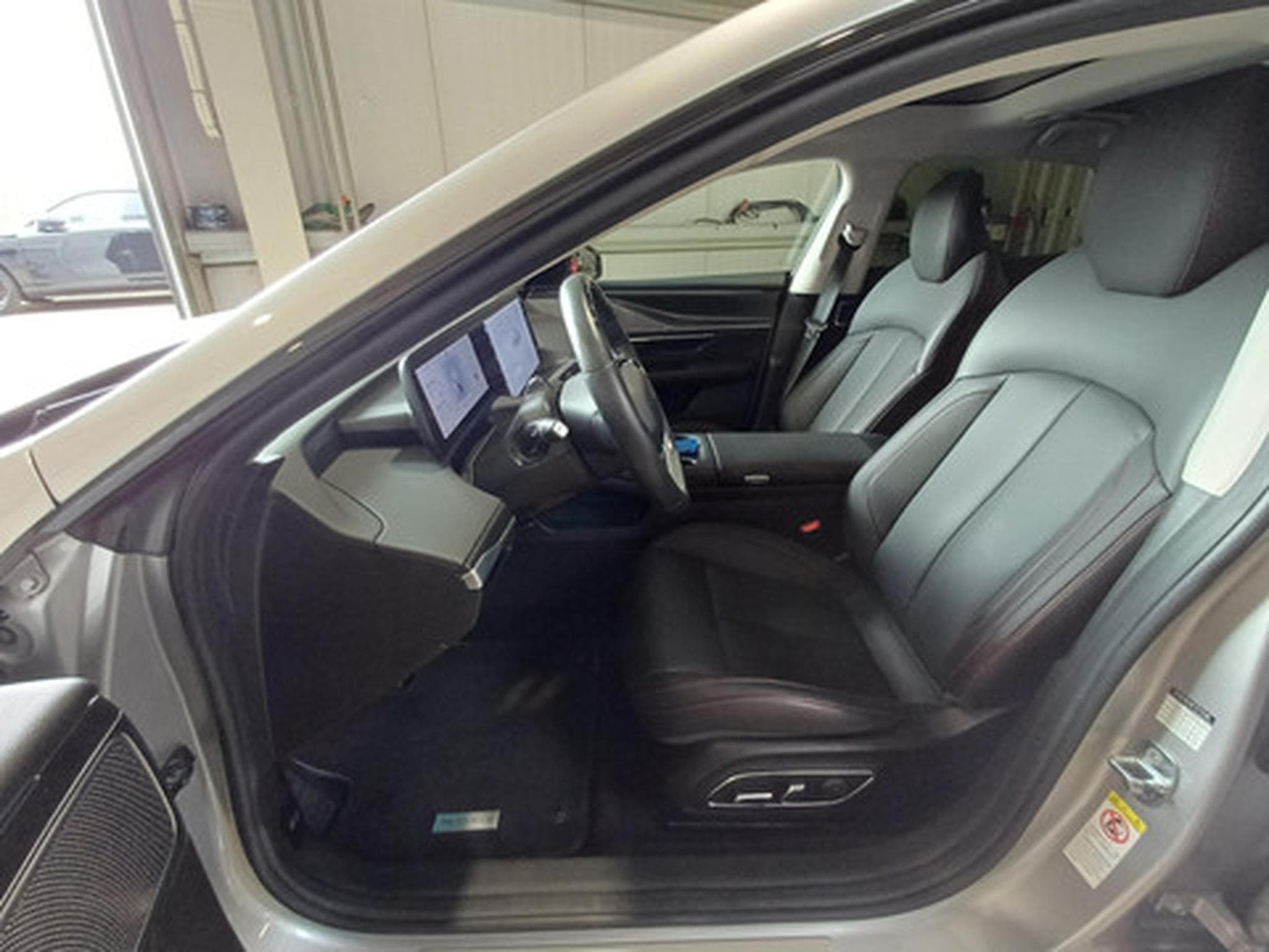 Xpeng P7 BEV 86KWH Long Range RWD (2025) - Photo 8