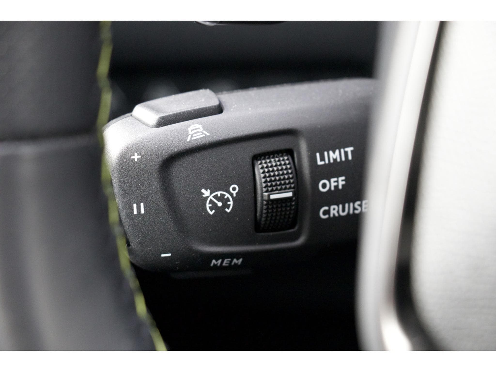Peugeot 2008 BlueHDi EAT8 GT ACC AHK Panorama (2023) - Foto 14