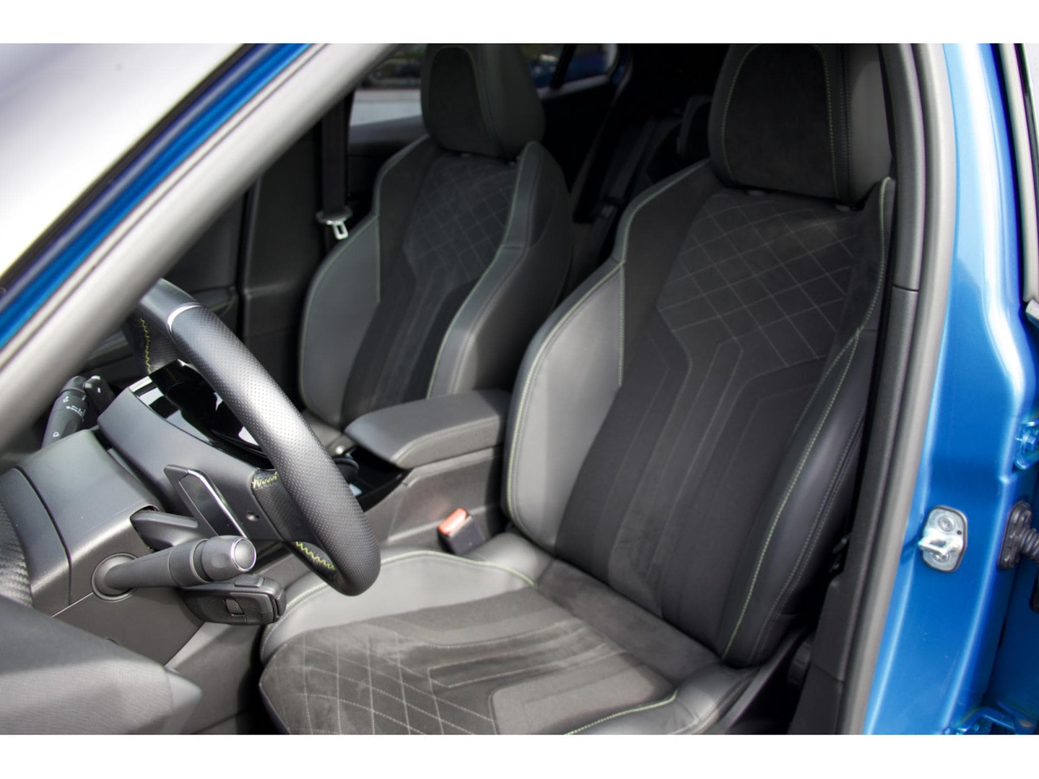 Peugeot 2008 BlueHDi EAT8 GT ACC AHK Panorama (2023) - Foto 6