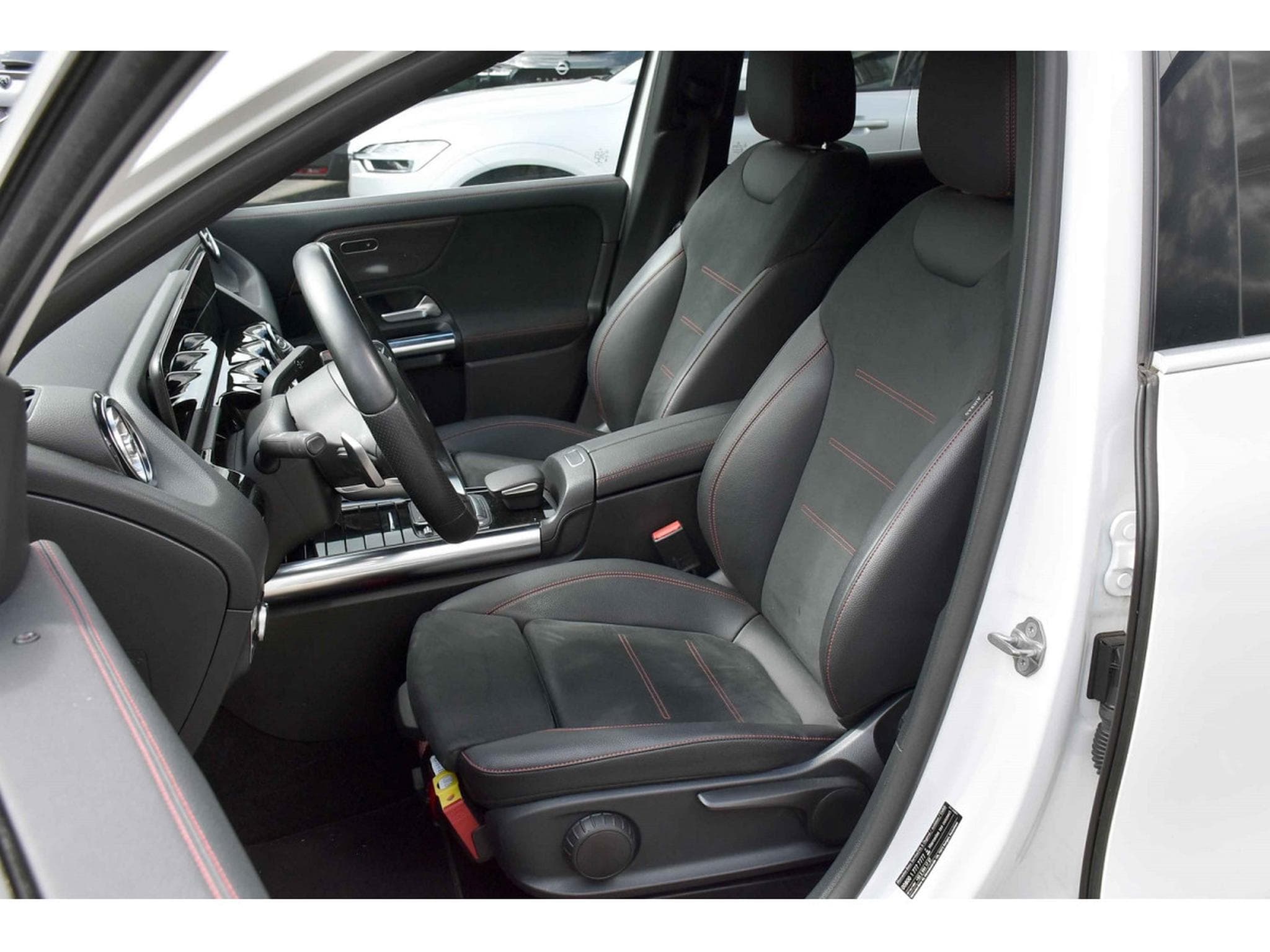 Mercedes GLA 200 CDI AMG Line 8G-Tronic GPS LANE SIDE CAM KEYLESS 1° MAIN (2021) - Photo 6