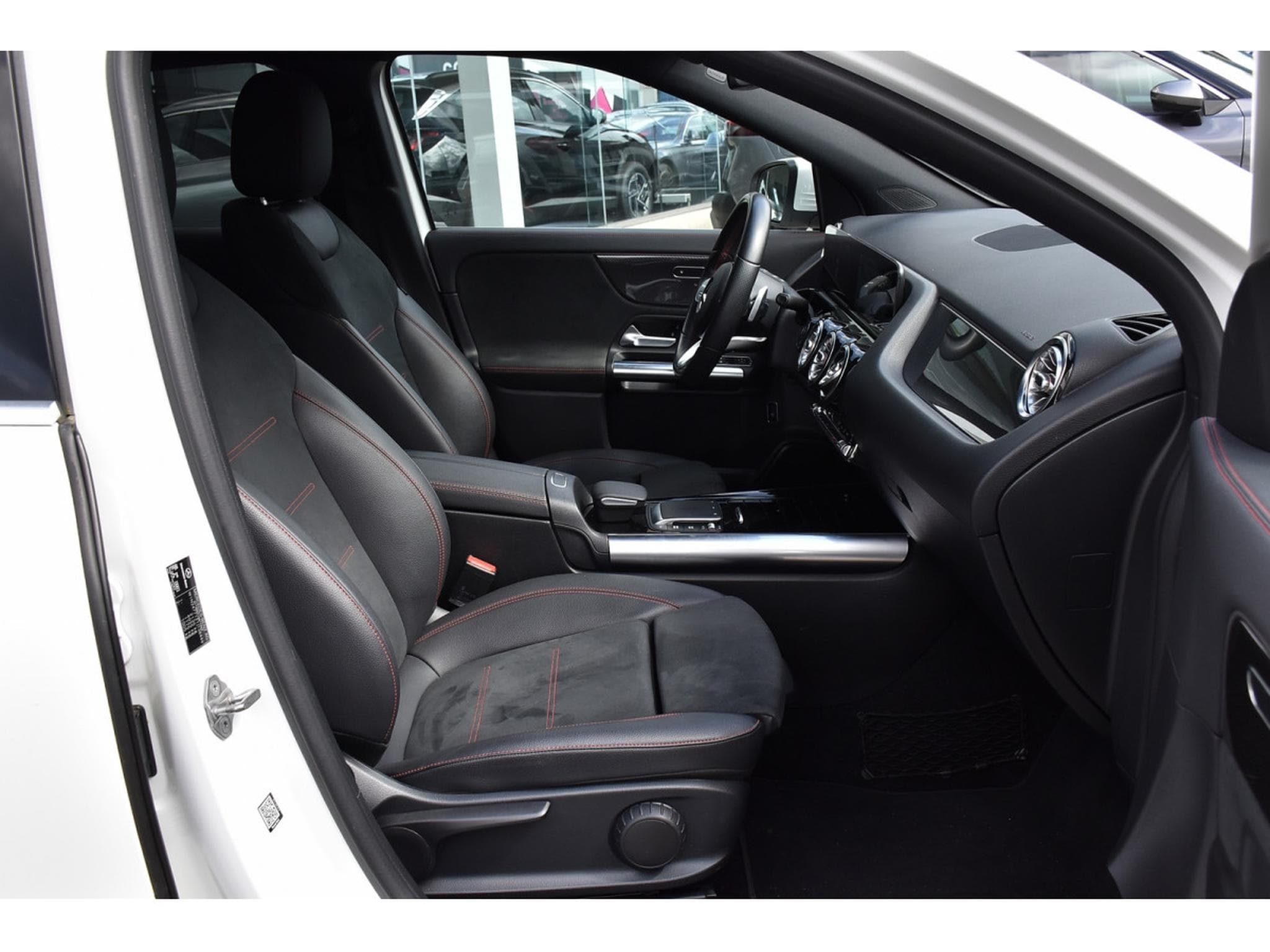 Mercedes GLA 200 CDI AMG Line 8G-Tronic GPS LANE SIDE CAM KEYLESS 1° MAIN (2021) - Photo 7