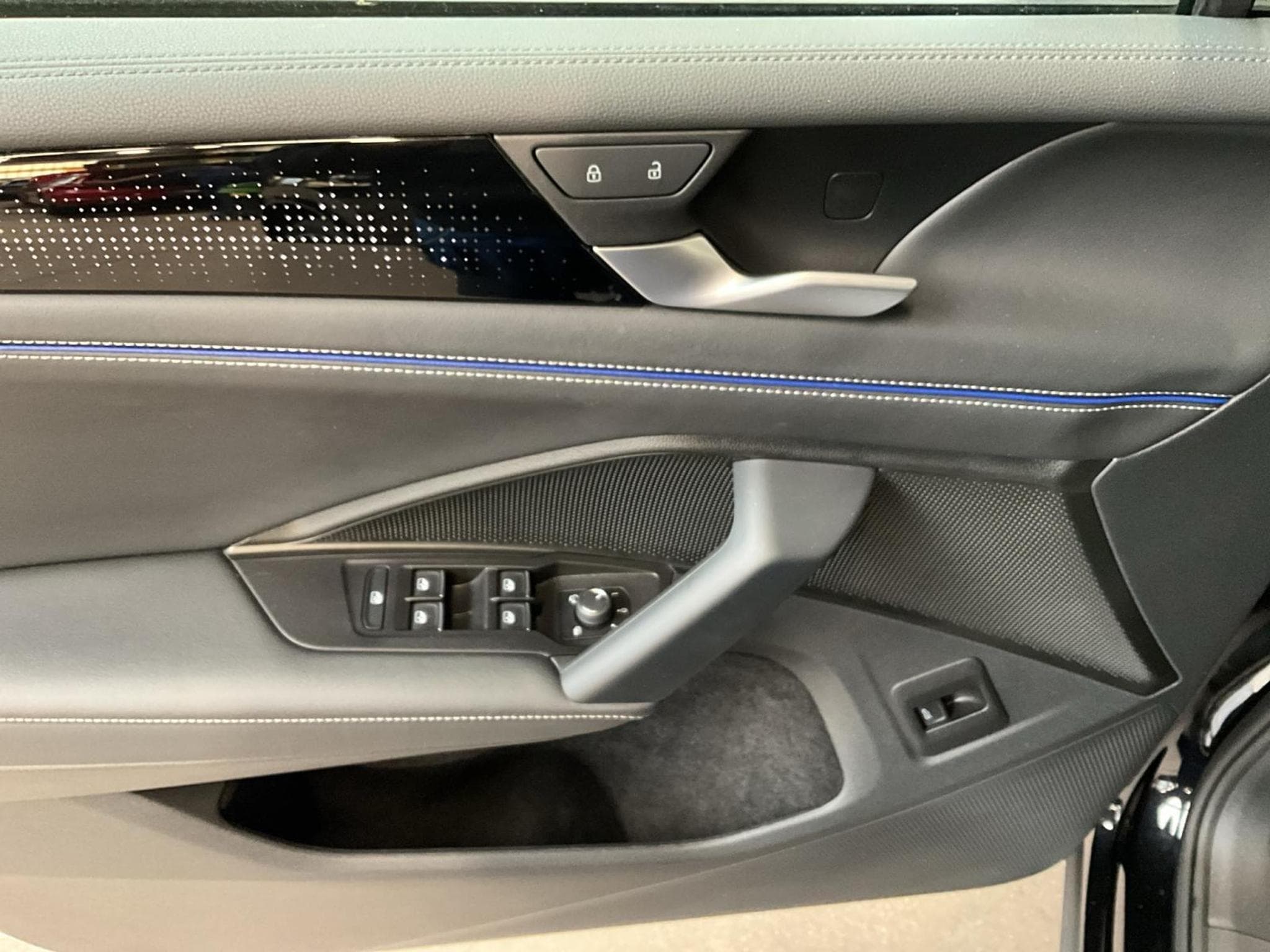 VW Tiguan R-Line+DSG+4x4+AHK+P.Info (2024) - Photo 14