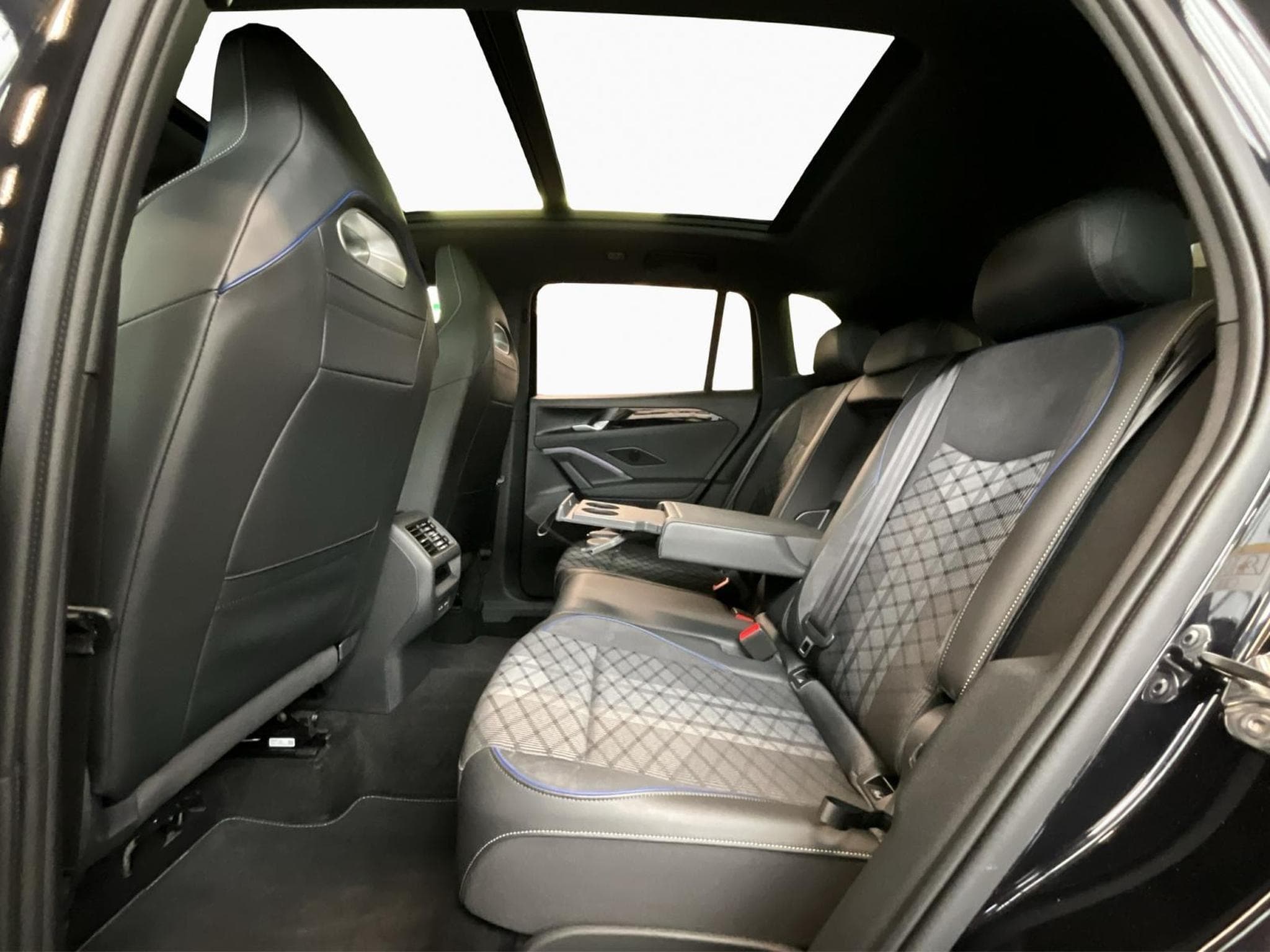 VW Tiguan R-Line+DSG+4x4+AHK+P.Info (2024) - Photo 15