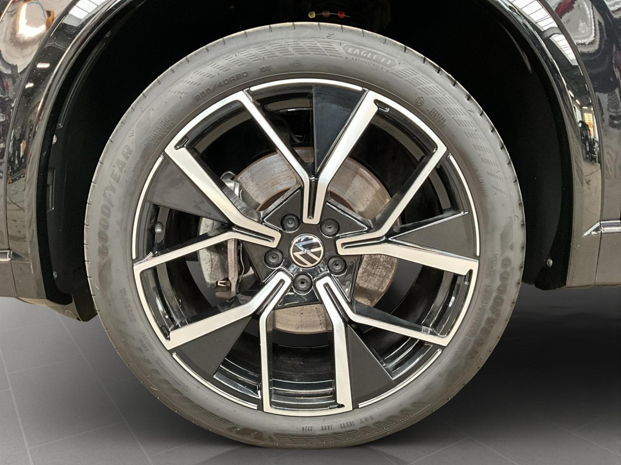 VW Tiguan R-Line+DSG+4x4+AHK+P.Info (2024) - Photo 8