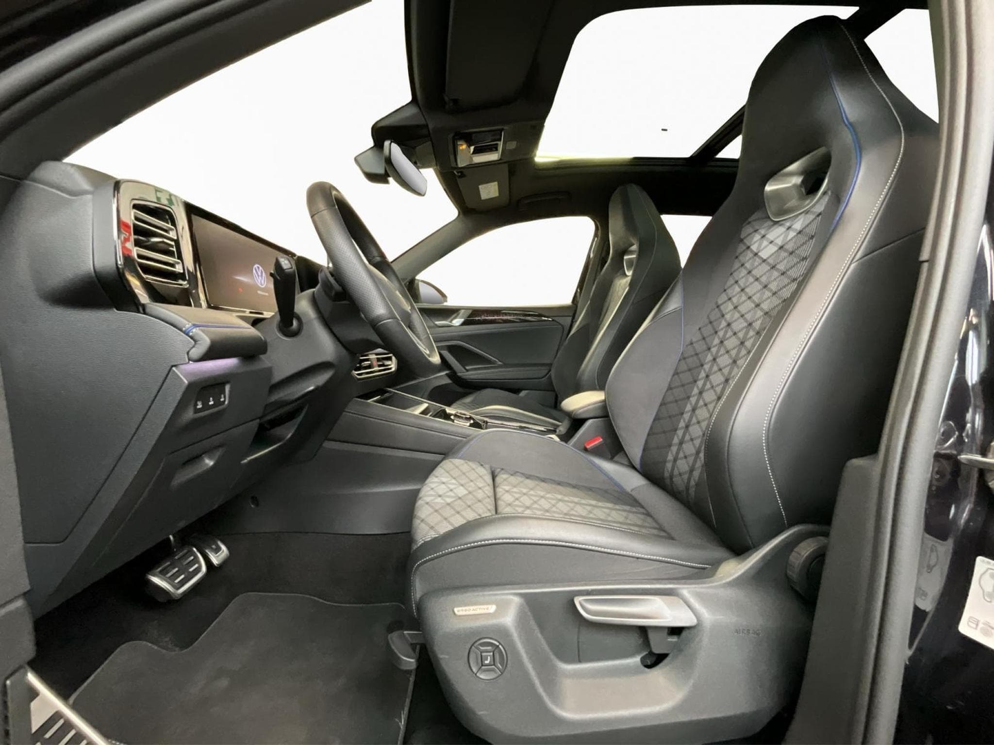 VW Tiguan R-Line+DSG+4x4+AHK+P.Info (2024) - Photo 9