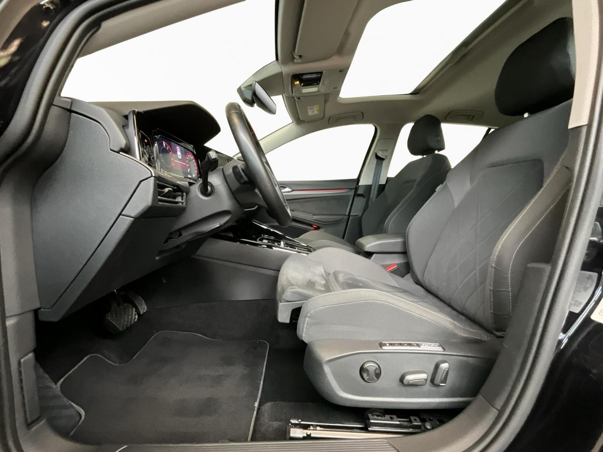 VW Golf Style+DSG+PHEV+Pano+Navi+RearView (2022) - Photo 11