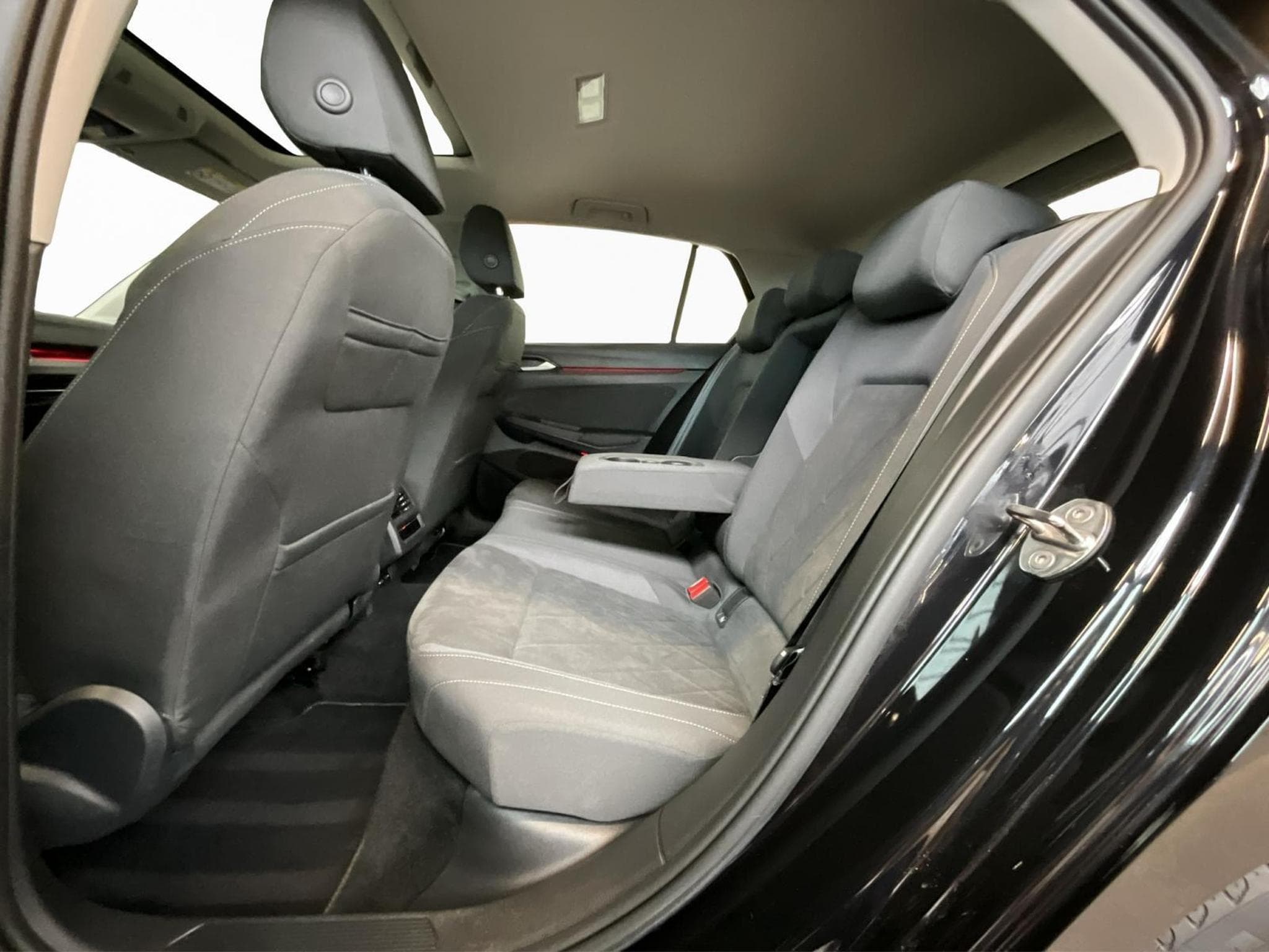 VW Golf Style+DSG+PHEV+Pano+Navi+RearView (2022) - Photo 18