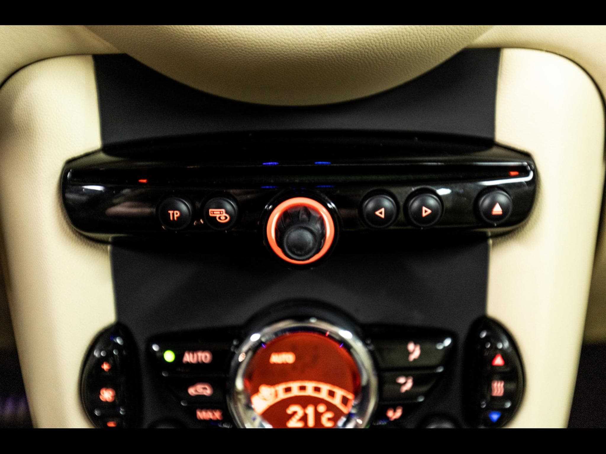 Mini Cooper S (R56) 3 PORTES AUTO GOODWOOD EDITION - 1 OF 1000 - BLACK D (2012) - Photo 22