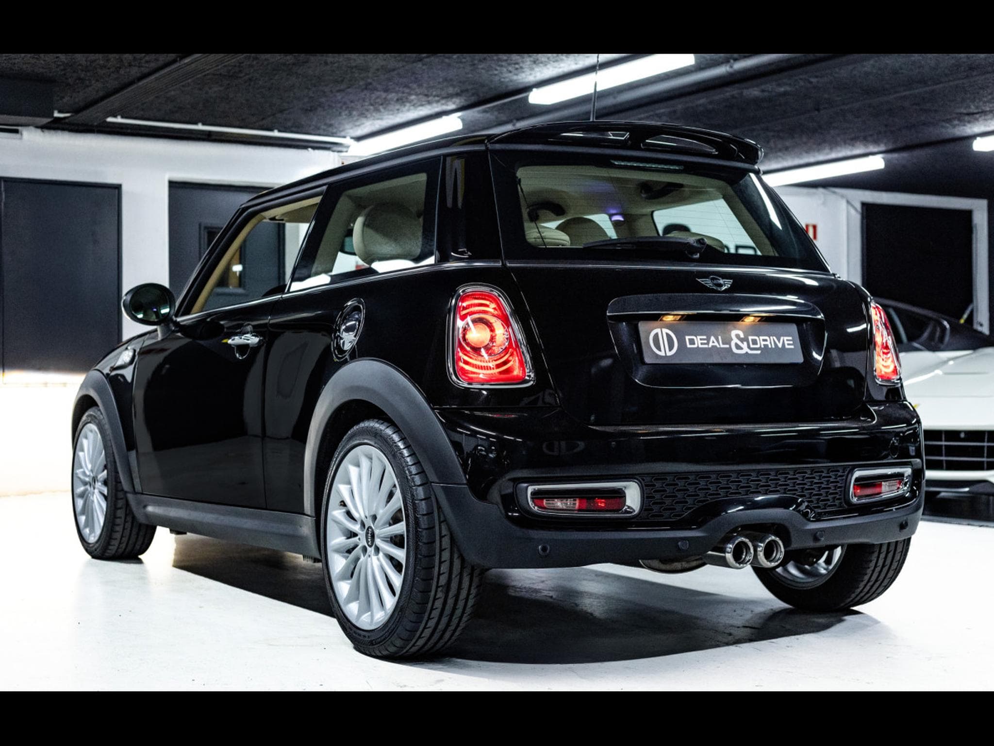 Mini Cooper S (R56) 3 PORTES AUTO GOODWOOD EDITION - 1 OF 1000 - BLACK D (2012) - Photo 3