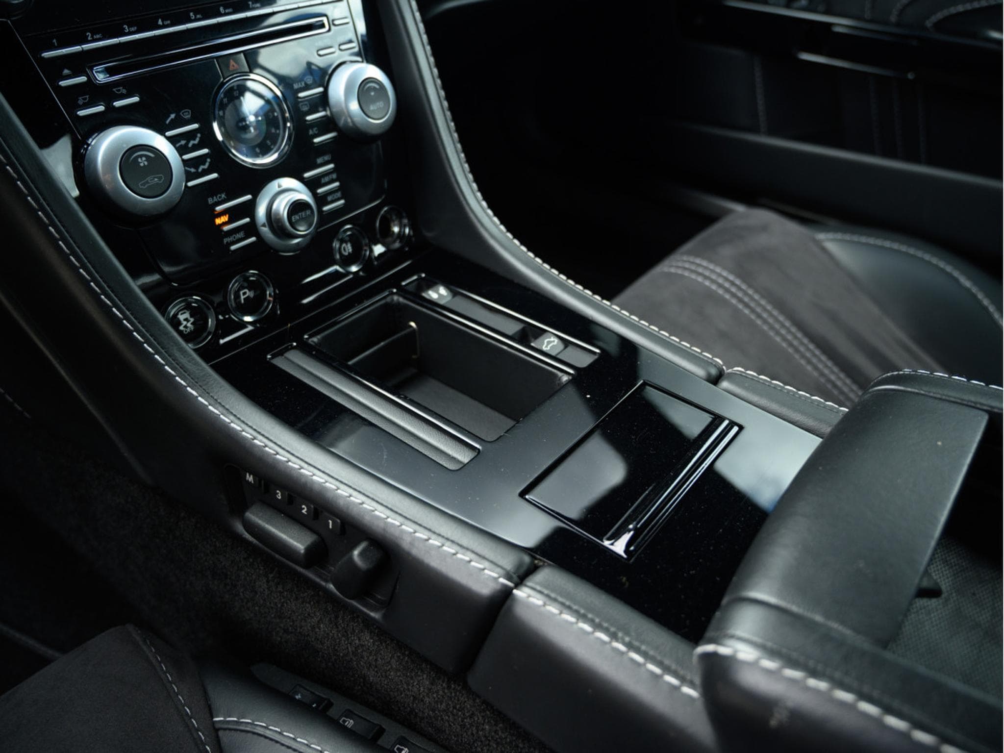 Aston-Martin V8 Vantage 4.7 S | SP10 | EMBRAYAGE NEUF | CARBONE (2015) - Photo 12