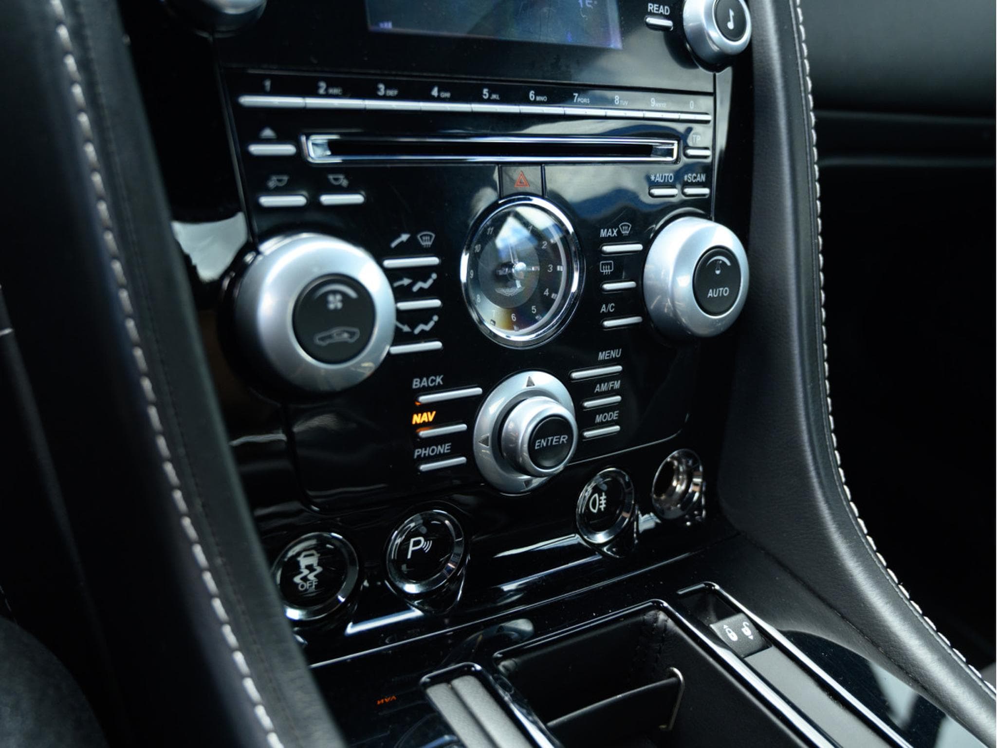 Aston-Martin V8 Vantage 4.7 S | SP10 | EMBRAYAGE NEUF | CARBONE (2015) - Photo 13