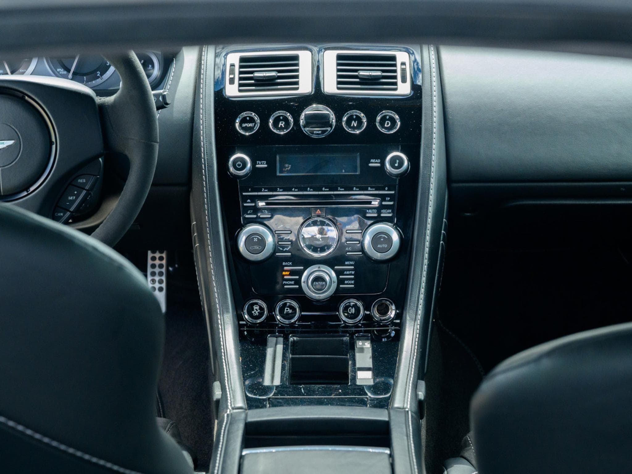 Aston-Martin V8 Vantage 4.7 S | SP10 | EMBRAYAGE NEUF | CARBONE (2015) - Photo 14