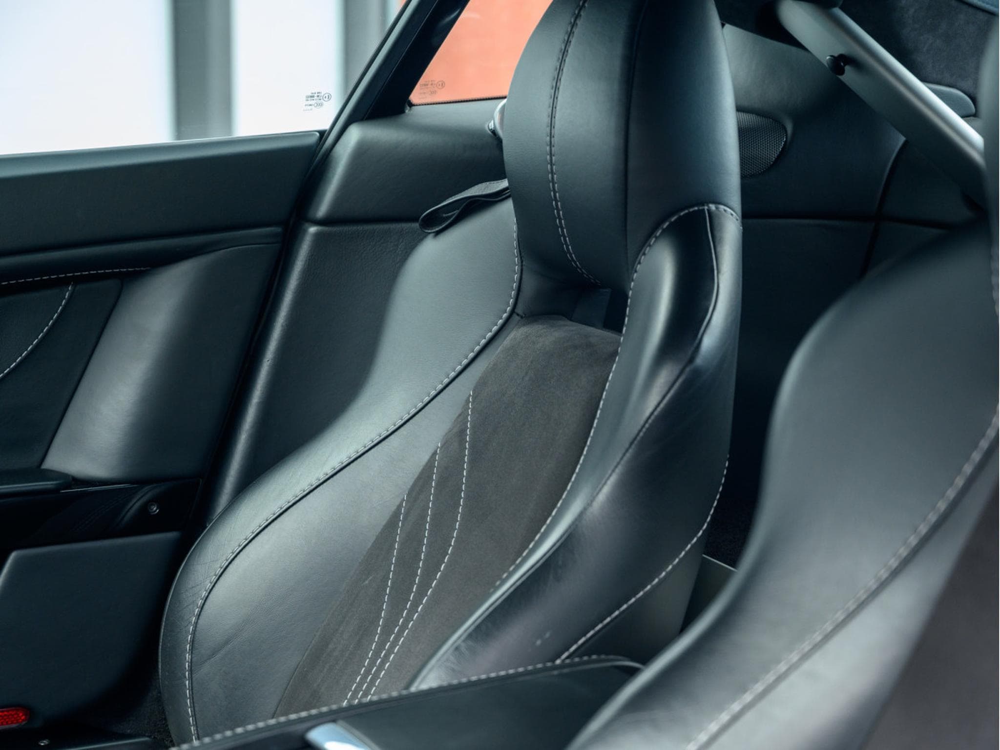 Aston-Martin V8 Vantage 4.7 S | SP10 | EMBRAYAGE NEUF | CARBONE (2015) - Photo 17