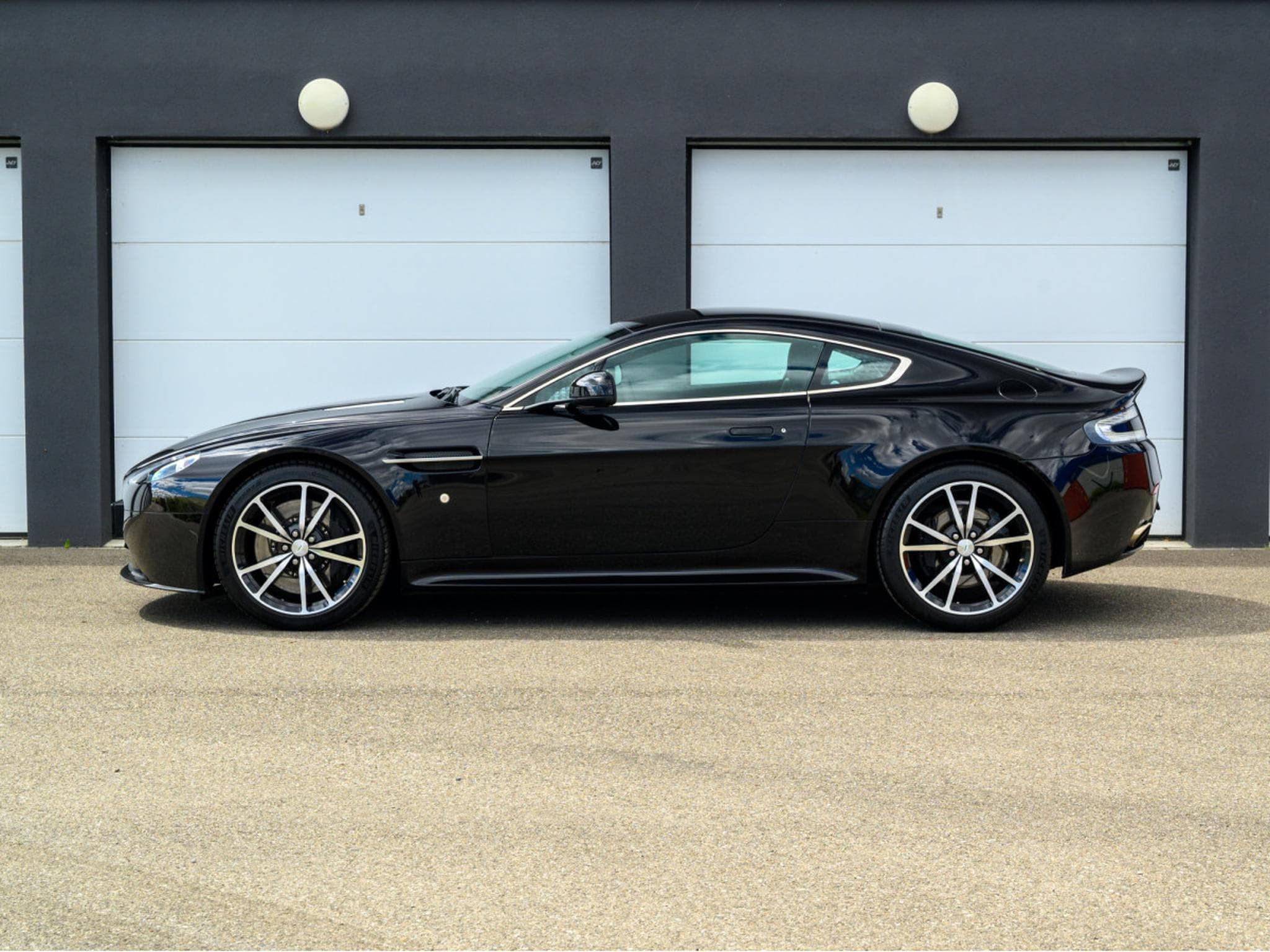 Aston-Martin V8 Vantage 4.7 S | SP10 | EMBRAYAGE NEUF | CARBONE (2015) - Photo 2